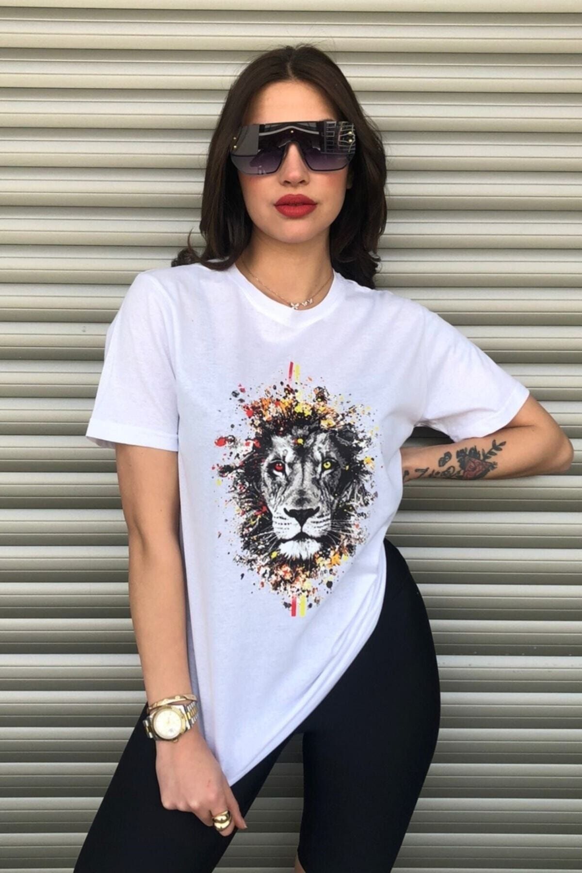 MODAGEN-Gelb-rotes, übergroßes weißes T-Shirt mit Löwen-Leo-Print 1