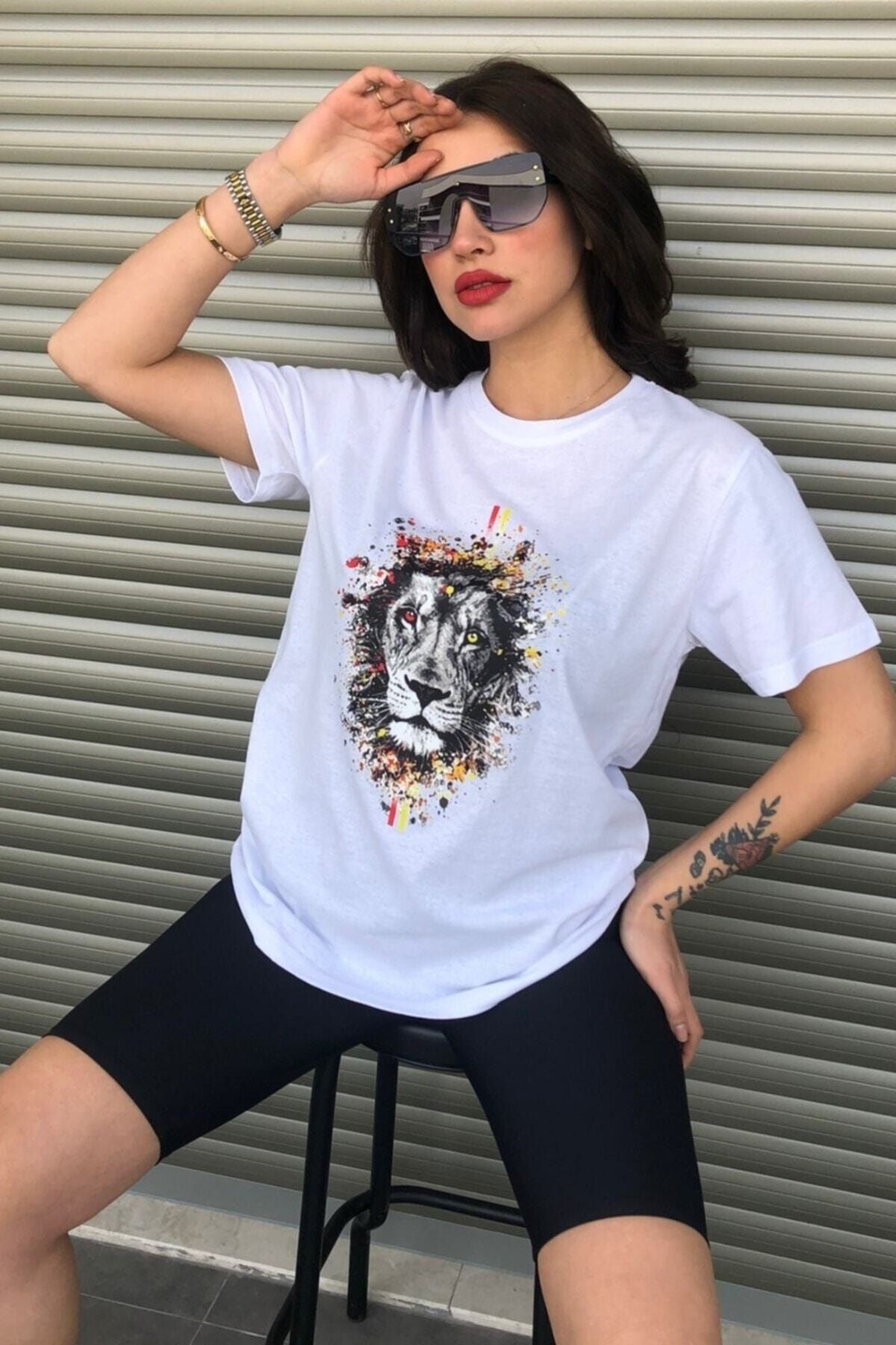 MODAGEN-Gelb-rotes, übergroßes weißes T-Shirt mit Löwen-Leo-Print 2