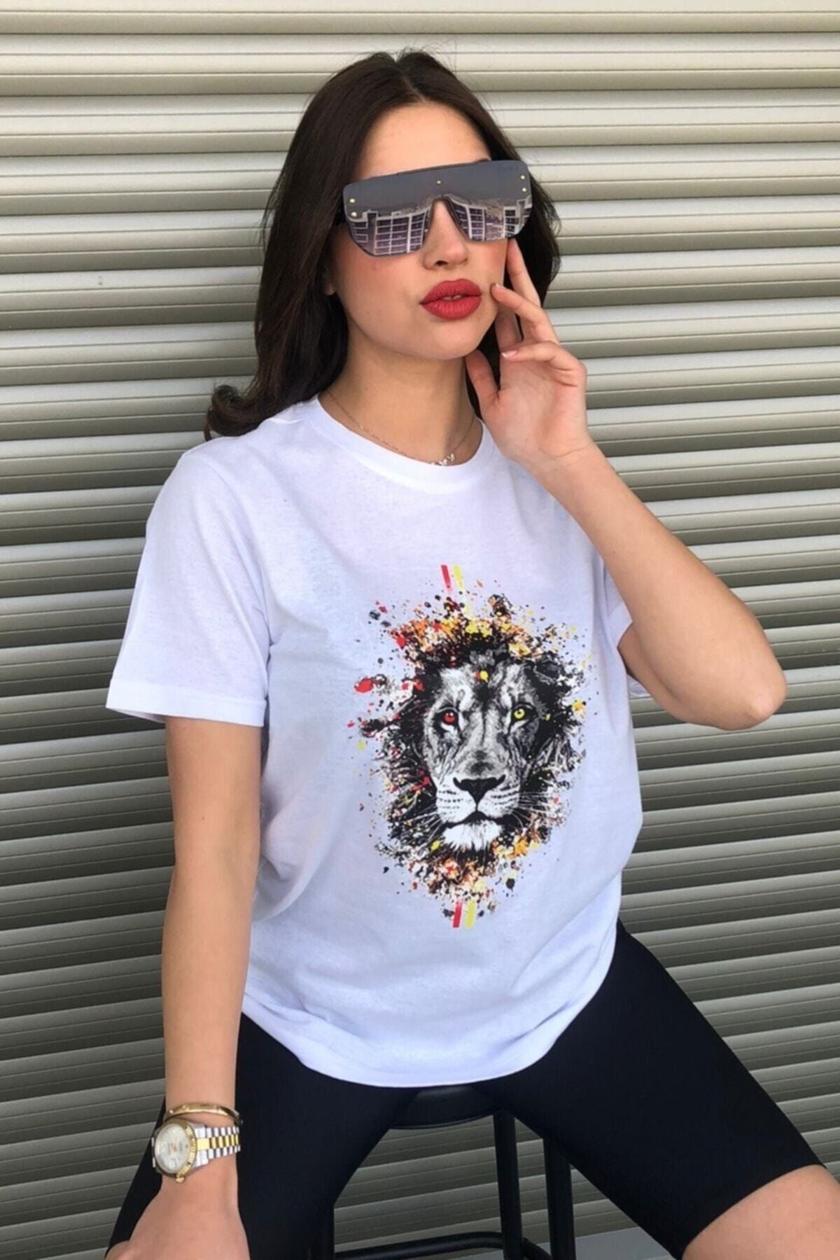 MODAGEN-Gelb-rotes, übergroßes weißes T-Shirt mit Löwen-Leo-Print 3