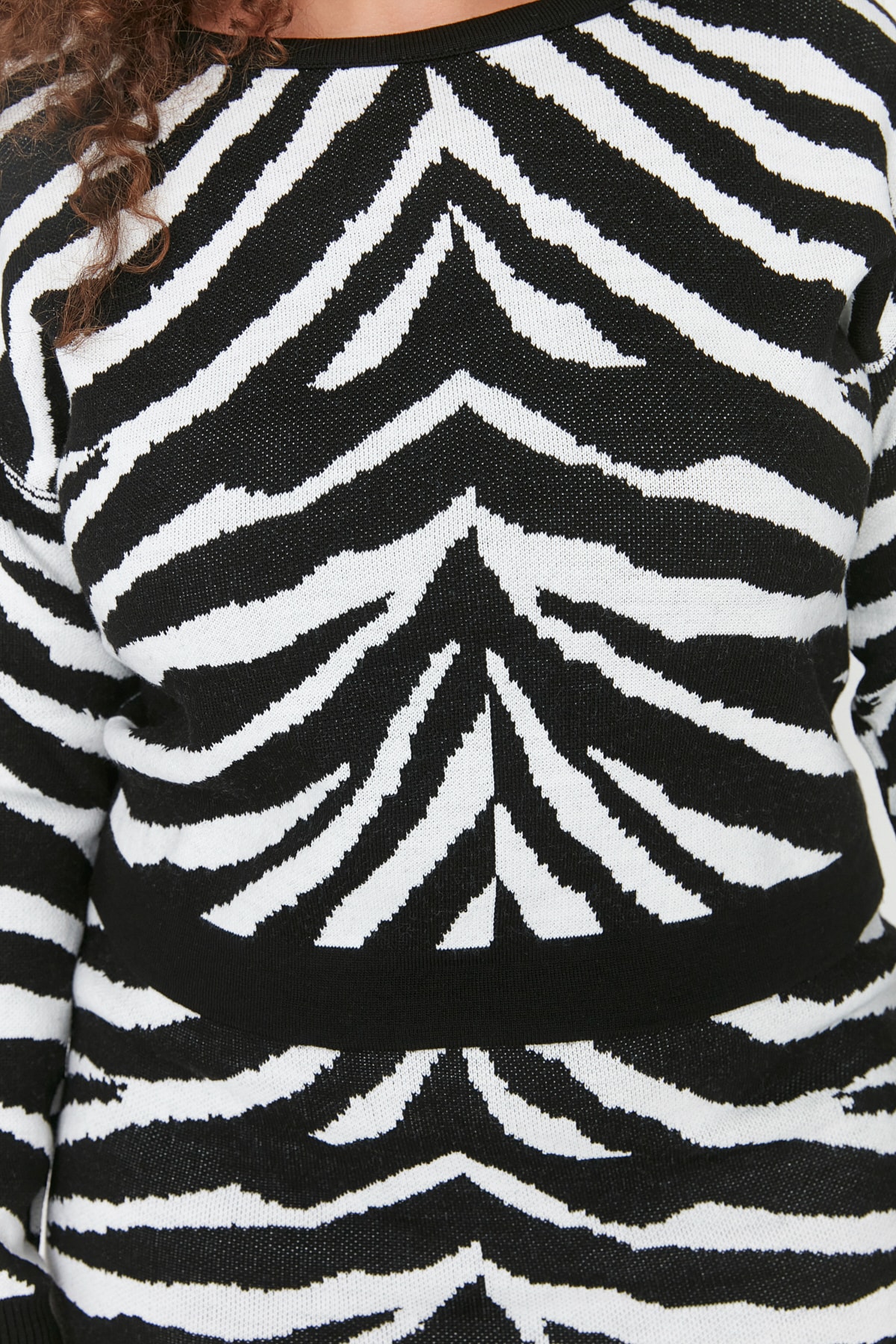 Trendyol Curve Zestaw góry i dołu z czarnej wzorzystej dzianiny TBBAW23CP00001