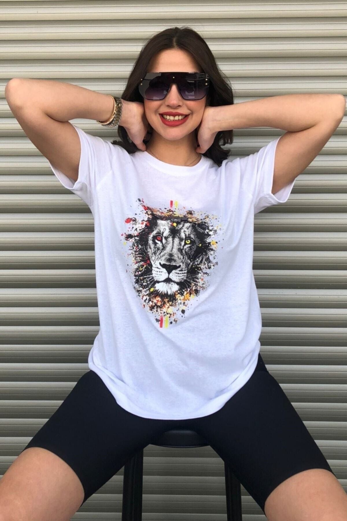 MODAGEN-Gelb-rotes, übergroßes weißes T-Shirt mit Löwen-Leo-Print 4