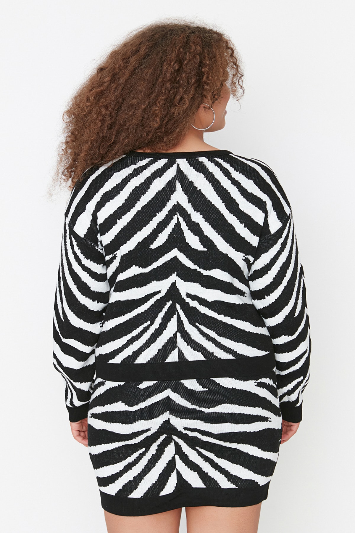 Trendyol Curve Zestaw góry i dołu z czarnej wzorzystej dzianiny TBBAW23CP00001