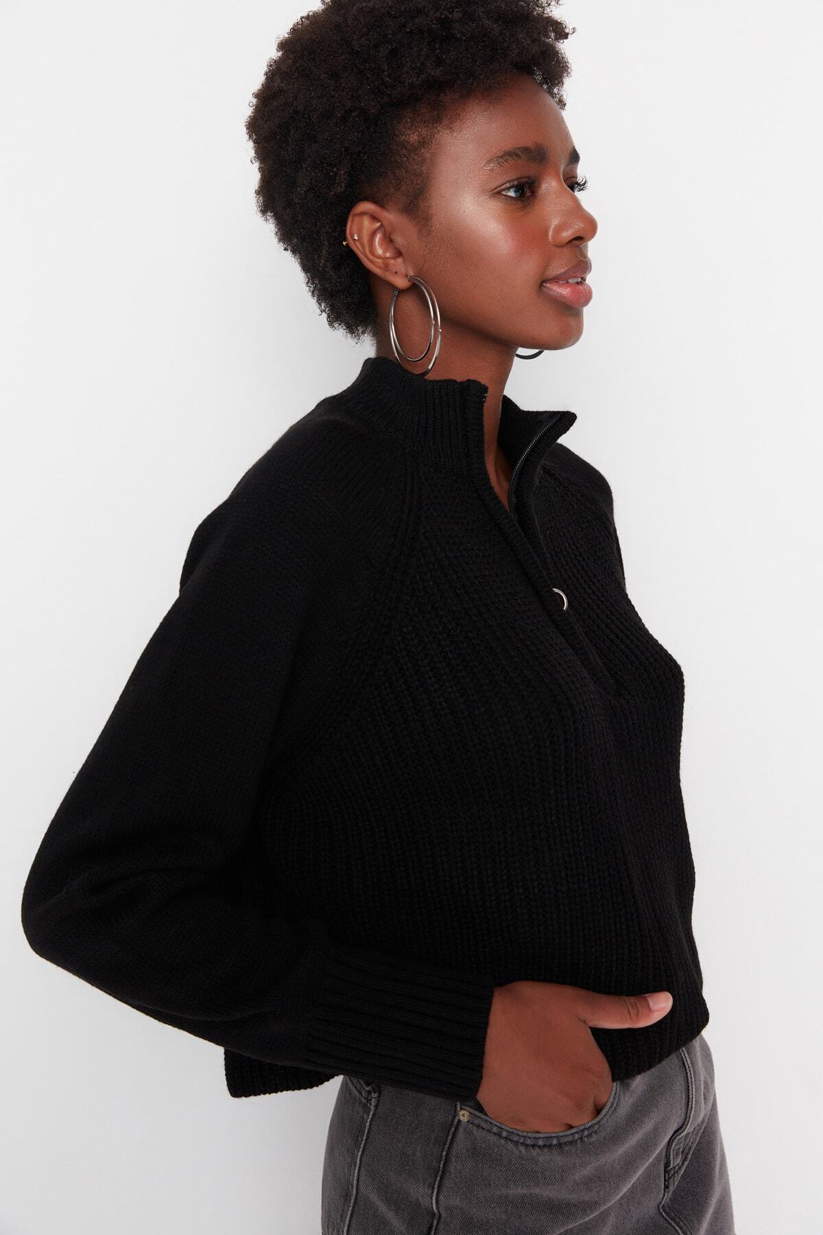 Trendyol Collection Czarny sweter z kołnierzem typu stójka, zapinany na suwak, krótki sweter - Twoaw22Kz1632