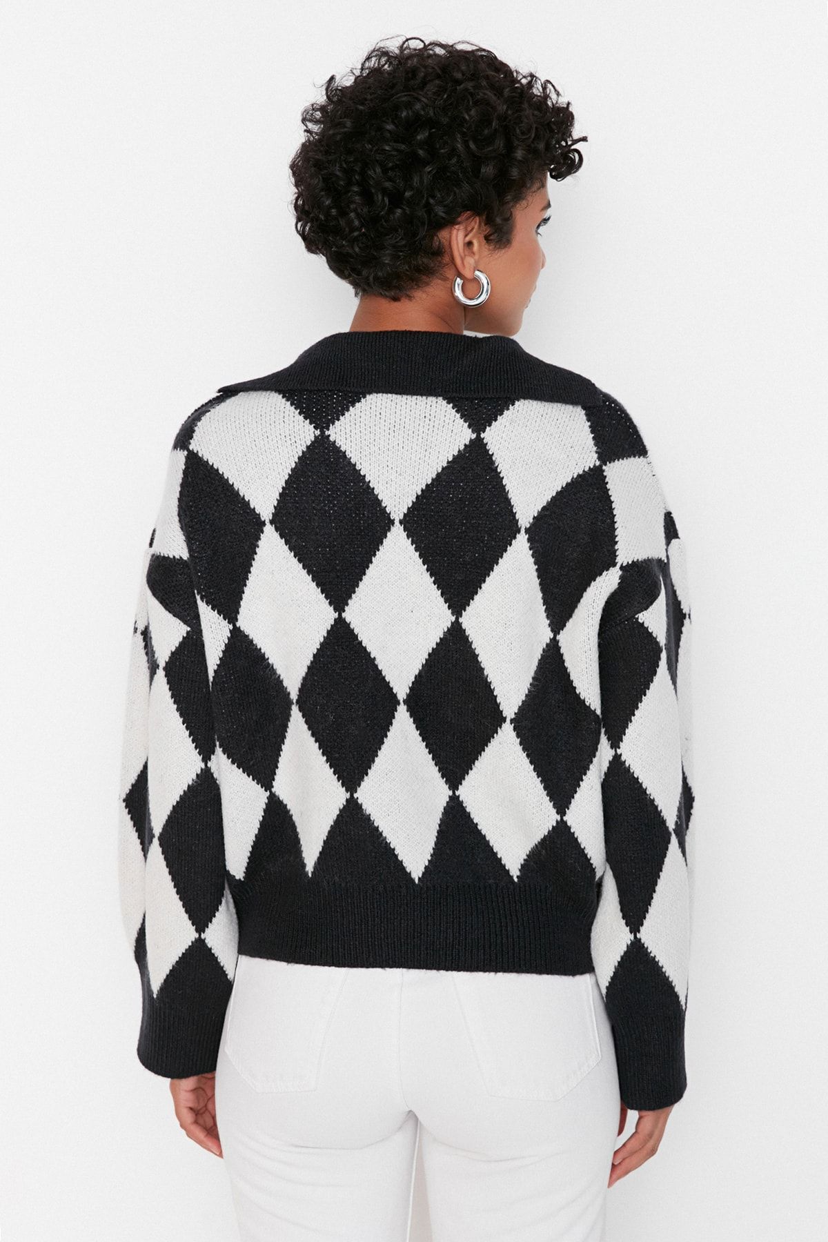 Trendyol Collection-Weicher, strukturierter, gemusterter schwarzer Strickpullover – Wide Fit TWOAW23KZ00904 5