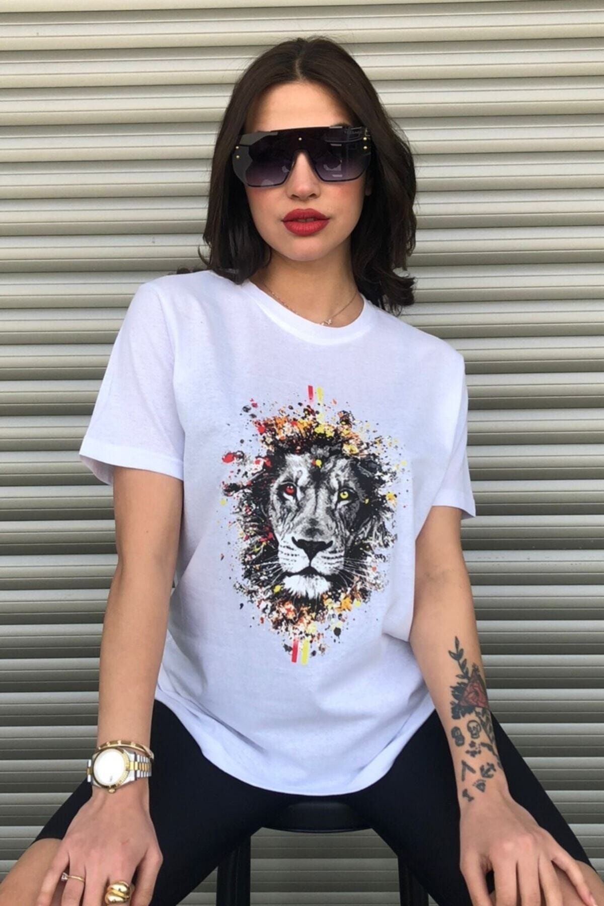 MODAGEN-Gelb-rotes, übergroßes weißes T-Shirt mit Löwen-Leo-Print 5
