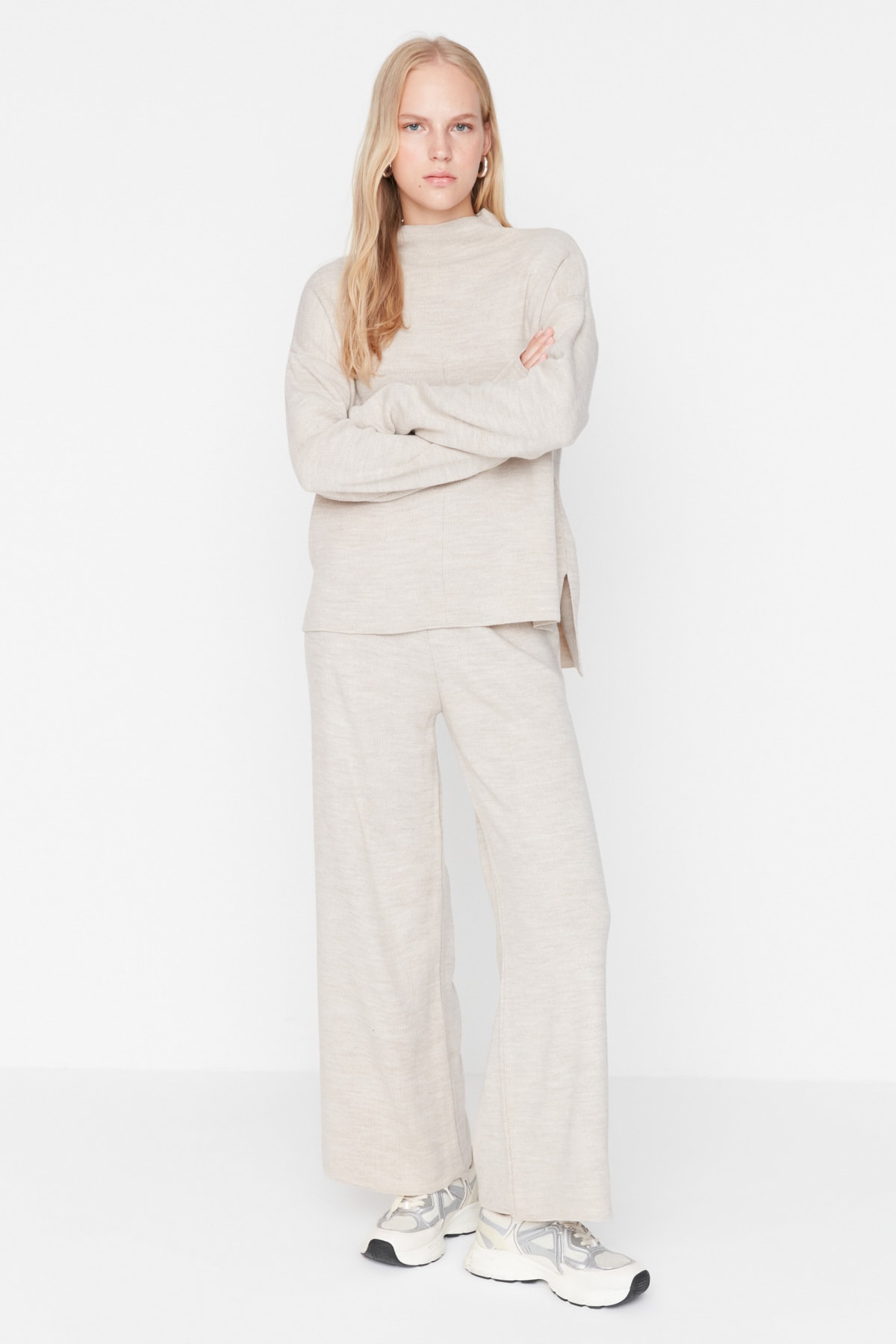 Trendyol Collection Beige Strick-Unter-Ober-Set – Stehkragen TWOAW21AU0060