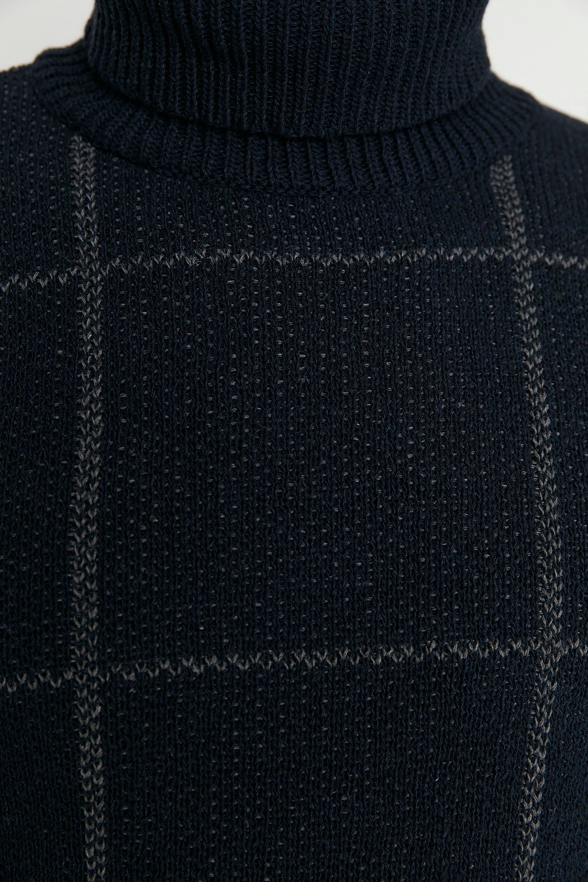Trendyol Collection-Marineblauer Rollkragenpullover mit schmaler Passform – Woll-Karomuster TMNAW21KZ0398 4