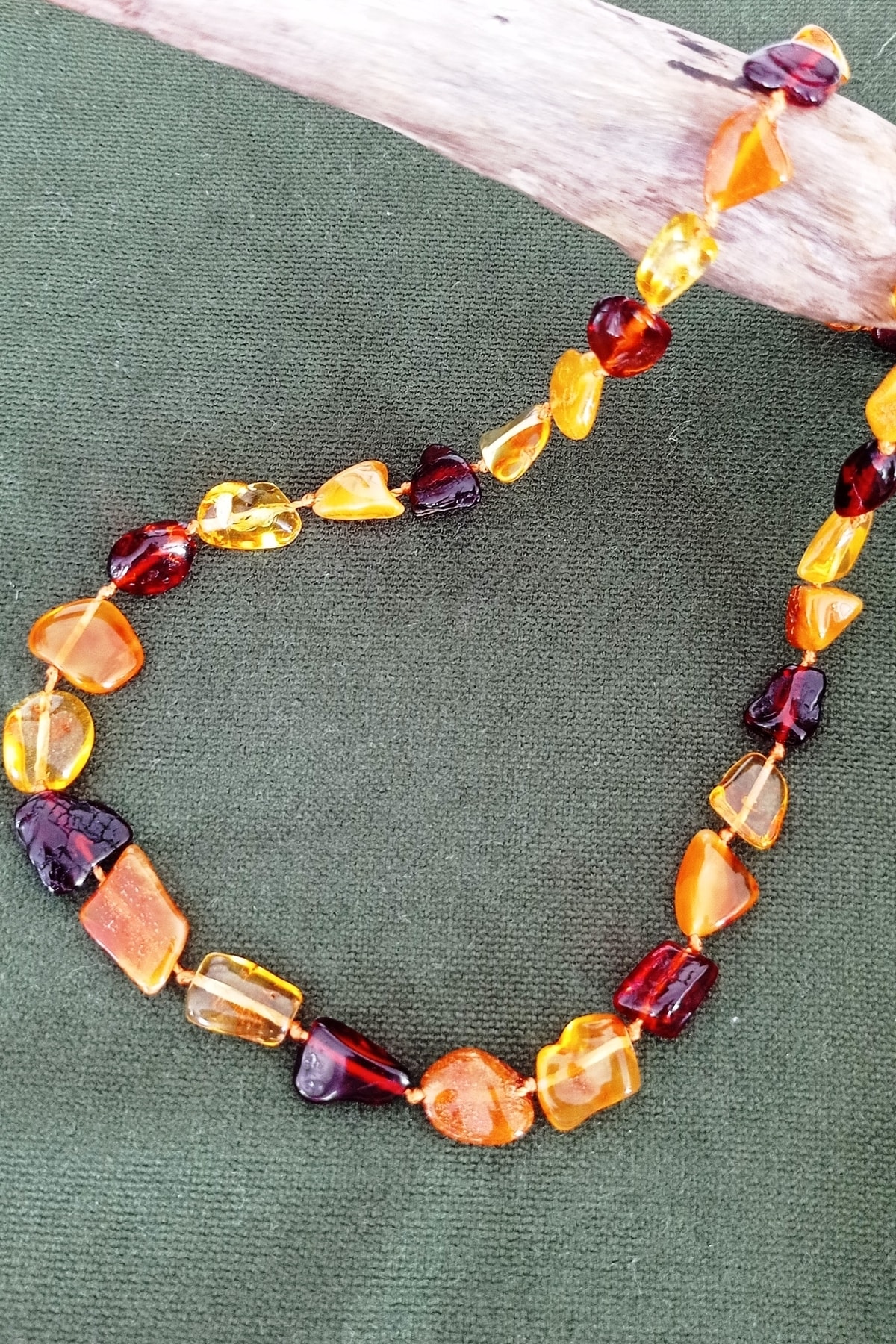 Kotryna Naturel Form Kehribar Yetişkin Kolye