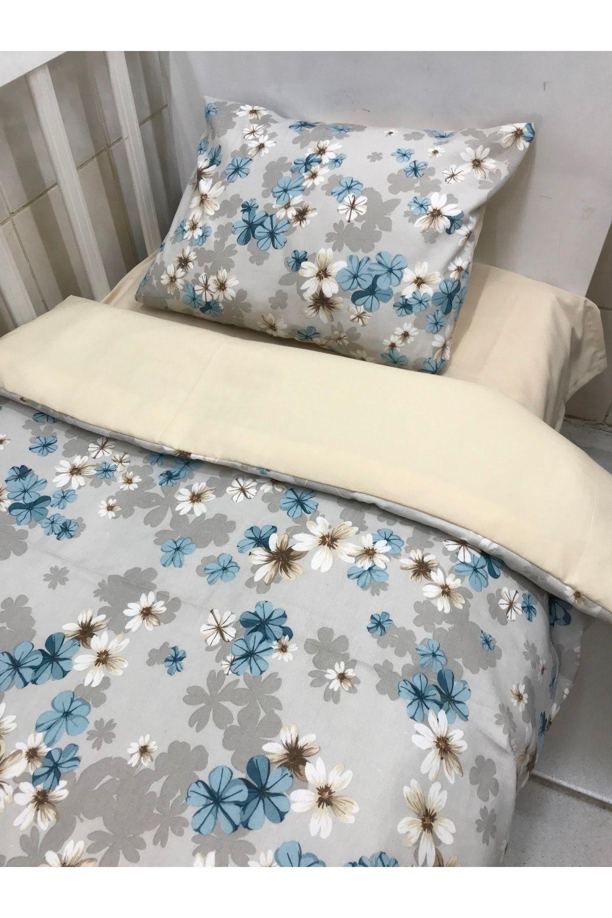 Pillow under sheet for baby 2025