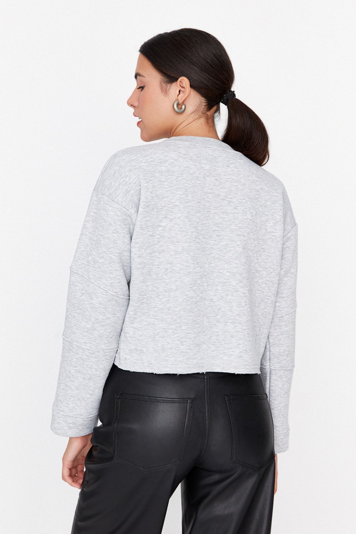 Trendyol Collection-Snow Melange Nähte Detaillierte Crop Dickes Fleece Innen Gestricktes Sweatshirt TWOAW23SW00653 5
