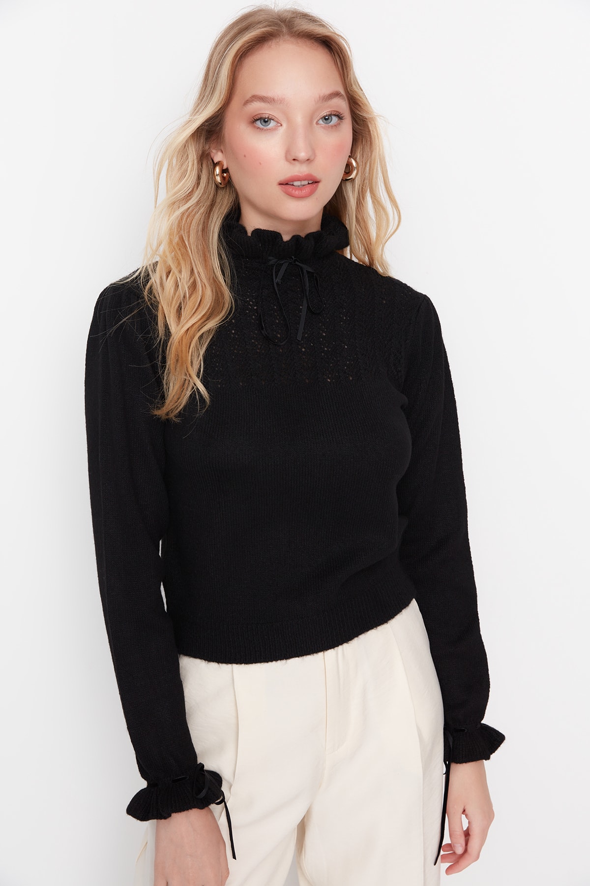 Trendyolmilla  Siyah Yumuşak Dokulu Ajurlu/Delikli Kurdele/Fiyonk Detaylı Triko Kazak TWOAW21KZ2355 - Görsel 2