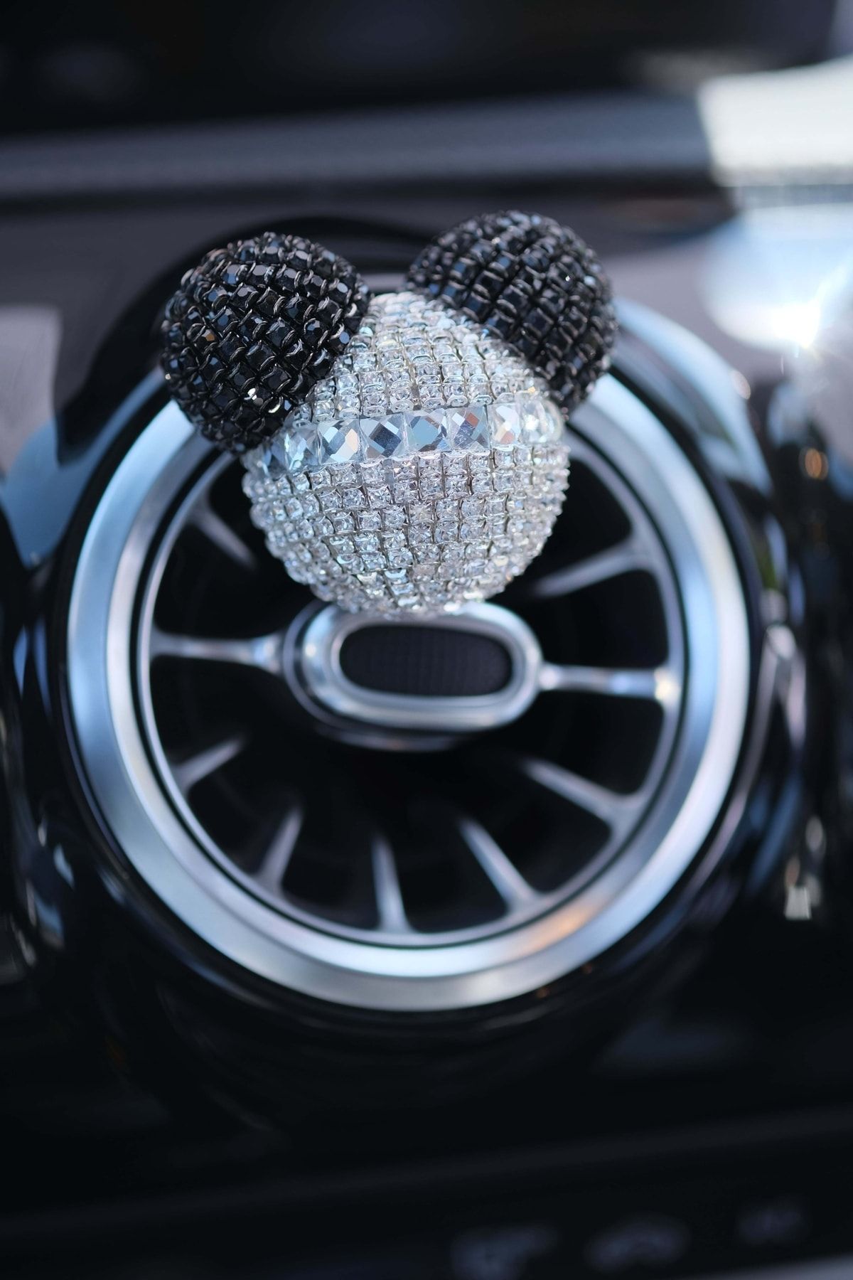TASARIM ARABAM ATİKE ELİF AKIN Siyah Kulaklı Yaldızlı Swarovski Gümüş Baget Taşlı Panda Oto Petek Klima Koku