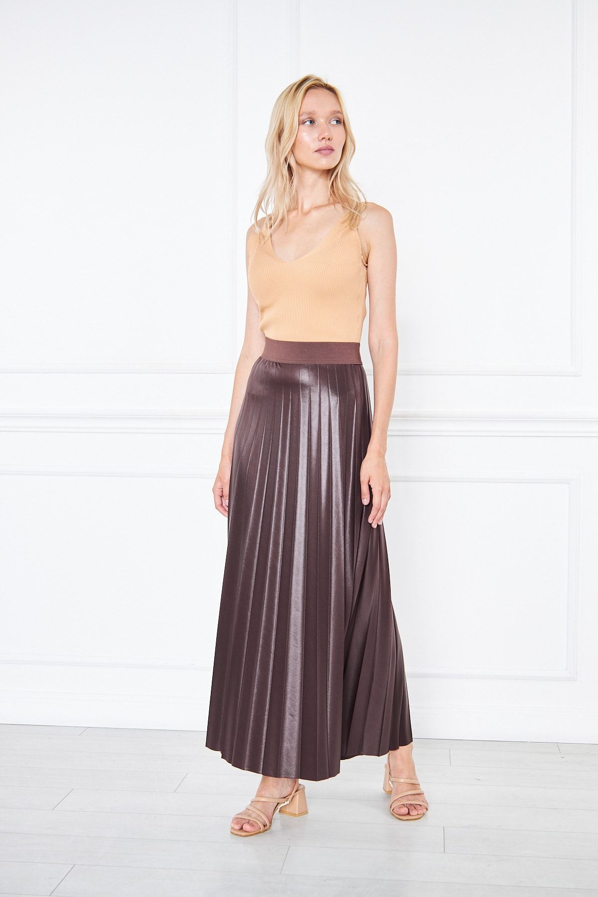 Pleated metallic shop crepe skirt