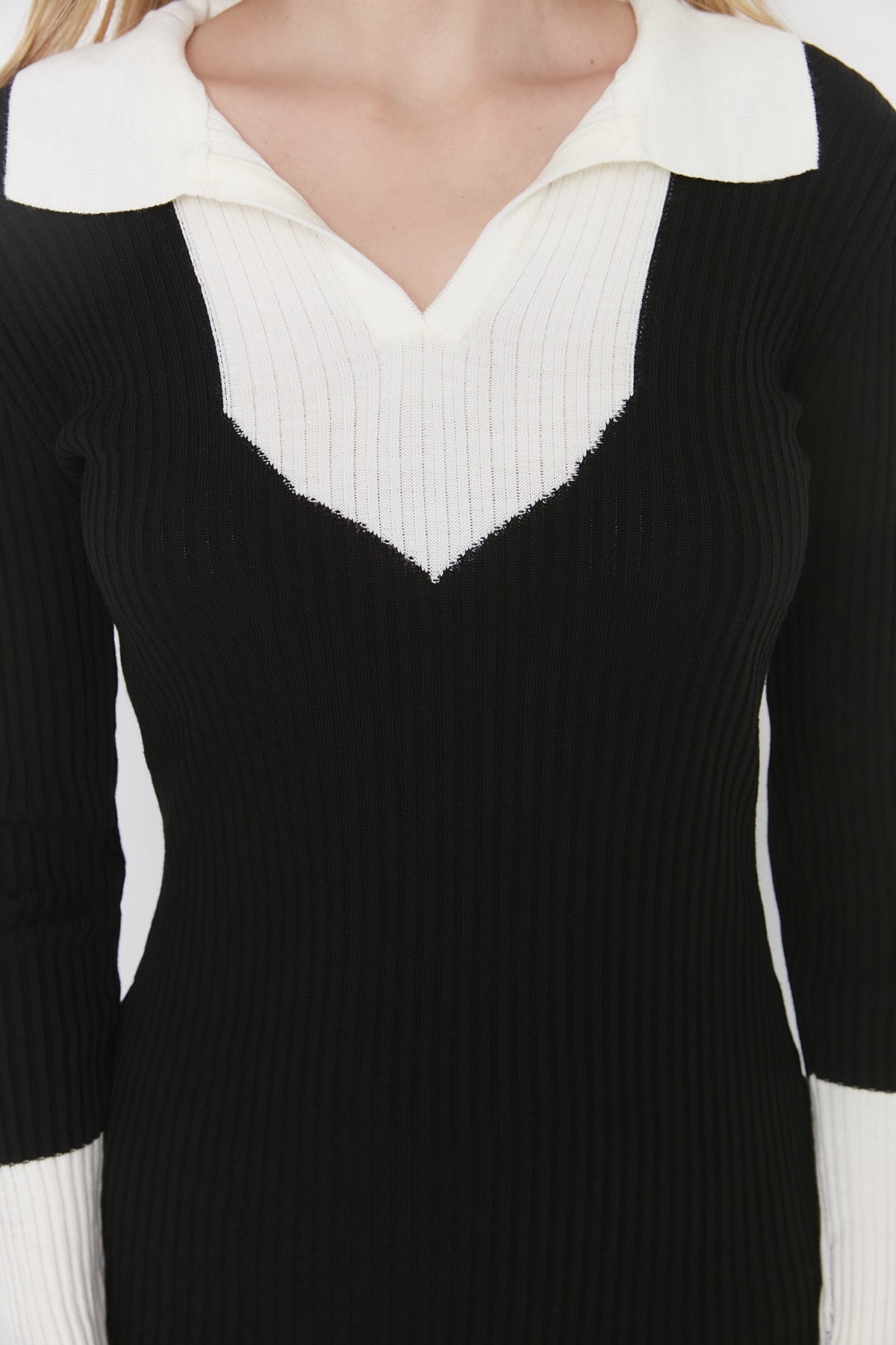 Trendyol Collection Czarna sukienka midi z dzianiny i bloków kolorów Sukienka TWOAW23EL00024