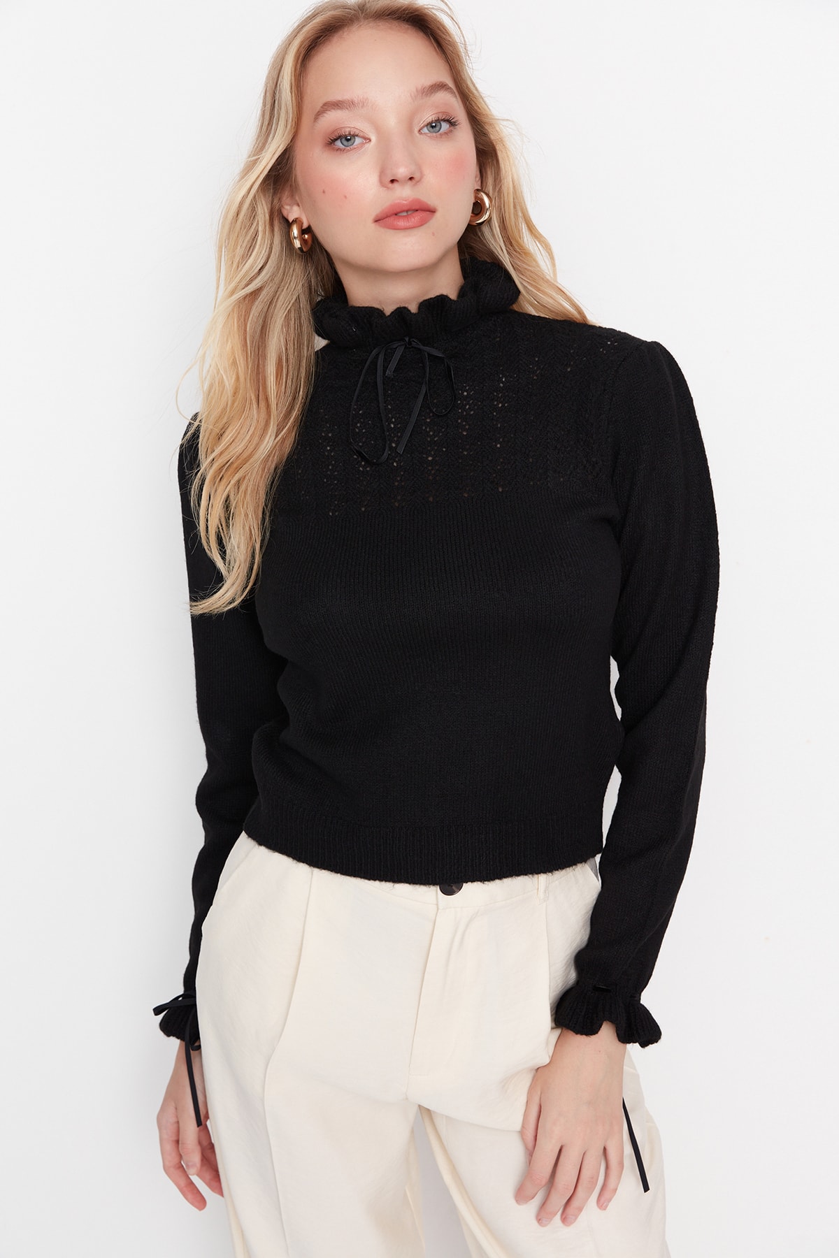 Trendyolmilla  Siyah Yumuşak Dokulu Ajurlu/Delikli Kurdele/Fiyonk Detaylı Triko Kazak TWOAW21KZ2355