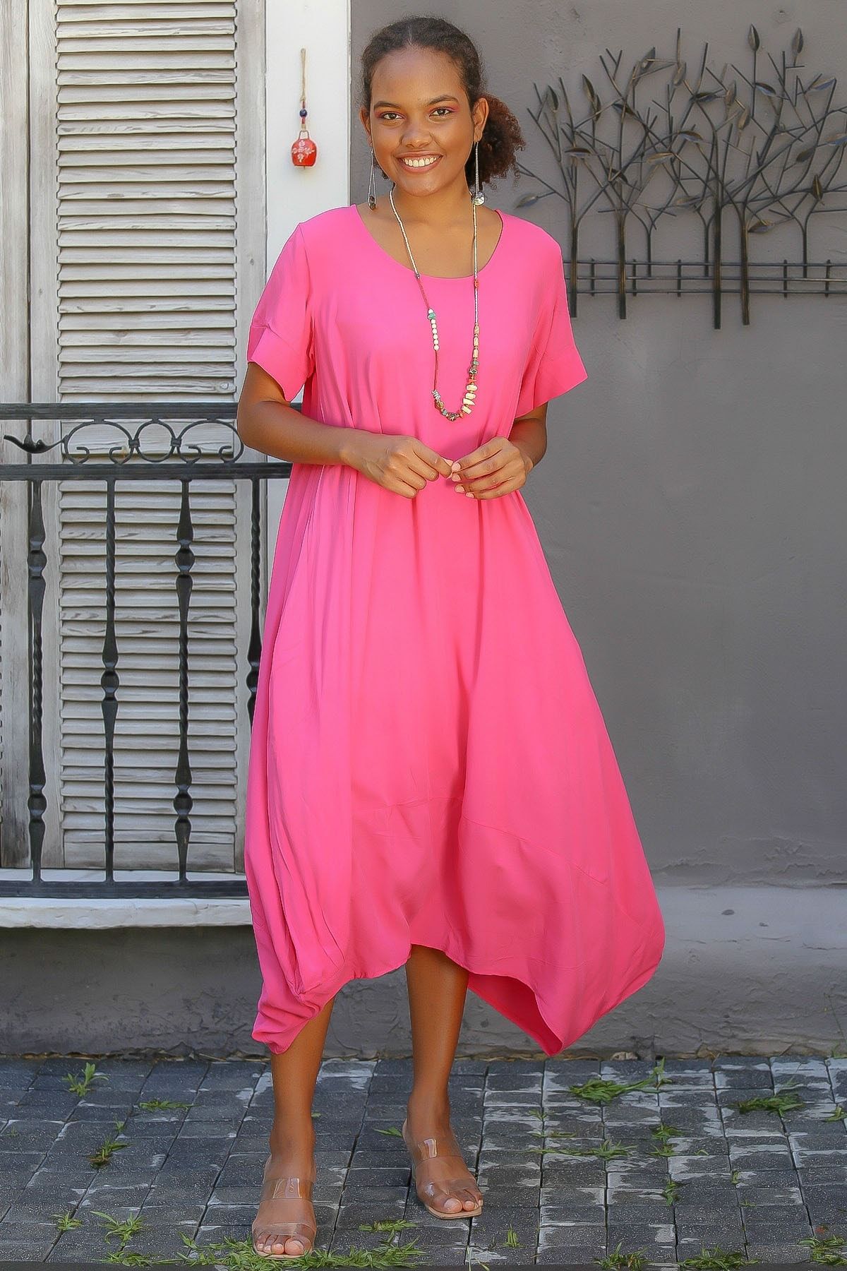 Chiccy Damen-Kleid aus rosafarbenem Rundhalsausschnitt mit kurzen Ärmeln  und doppelten Taschen, übergroßes, lässiges Viskose-Webkleid - Trendyol