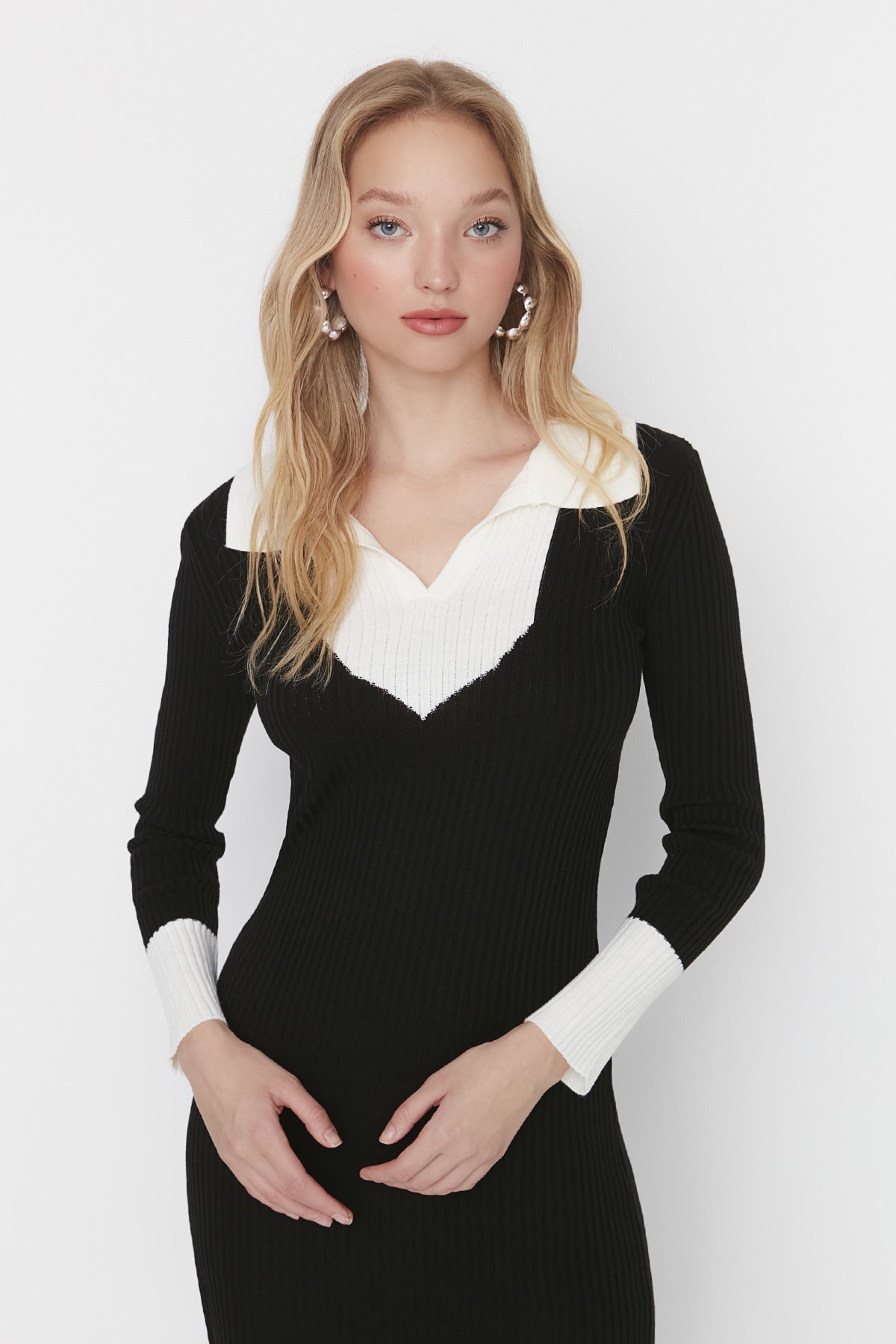 Trendyol Collection Czarna sukienka midi z dzianiny i bloków kolorów Sukienka TWOAW23EL00024