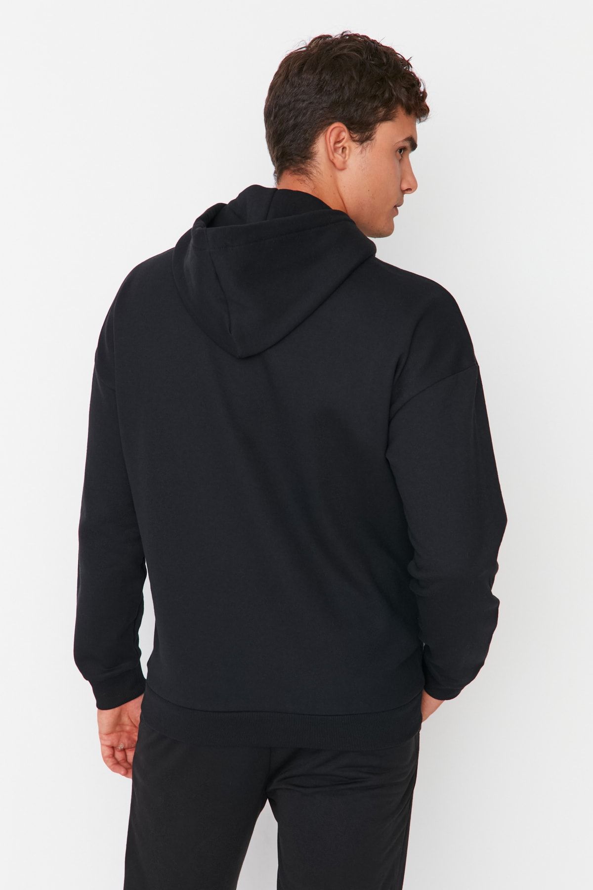 Trendyol Collection-Übergroßes schwarzes Fleece-Sweatshirt mit Kapuze - TMNAW23sw00195 10