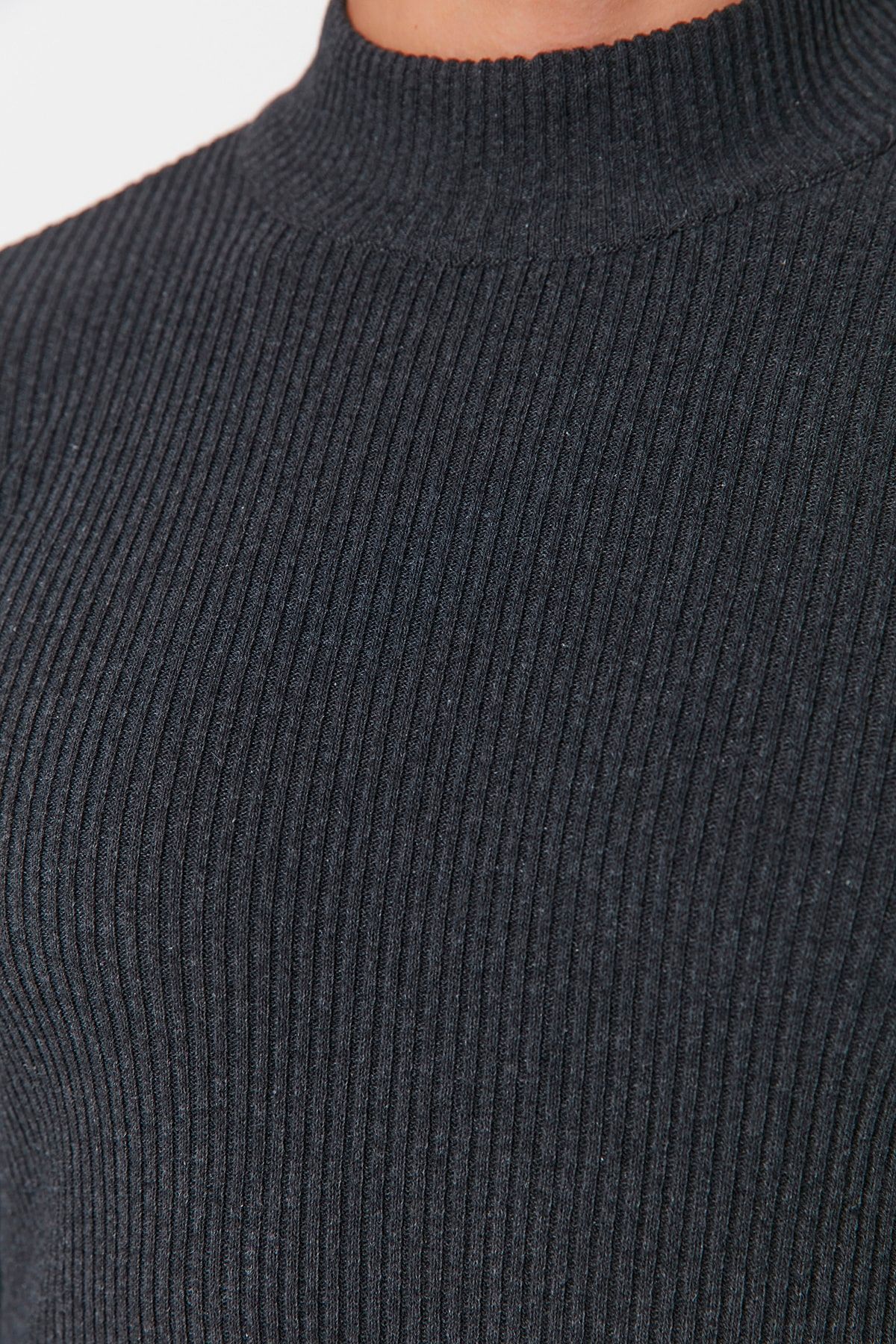 Trendyol Collection-Anthrazitfarbener, gerippter Strickpullover aus Baumwolle – halber Rollkragenpullover, schmale Passform TMNAW21KZ0568 4