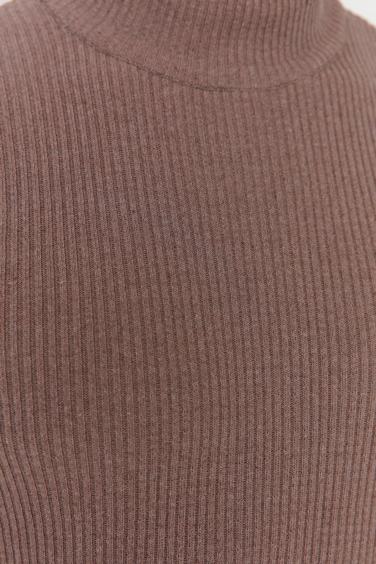 Trendyol Collection-Nerzfarbener, eng anliegender, halb gerollter Strickpullover aus Baumwolle mit Rollkragen TMNAW21KZ0568 4