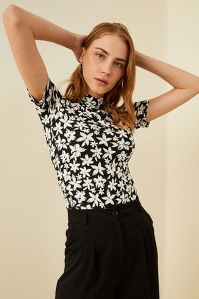 Kadın Siyah Beyaz Çiçek Desenli Kısa Kol Bluz ZFR1060