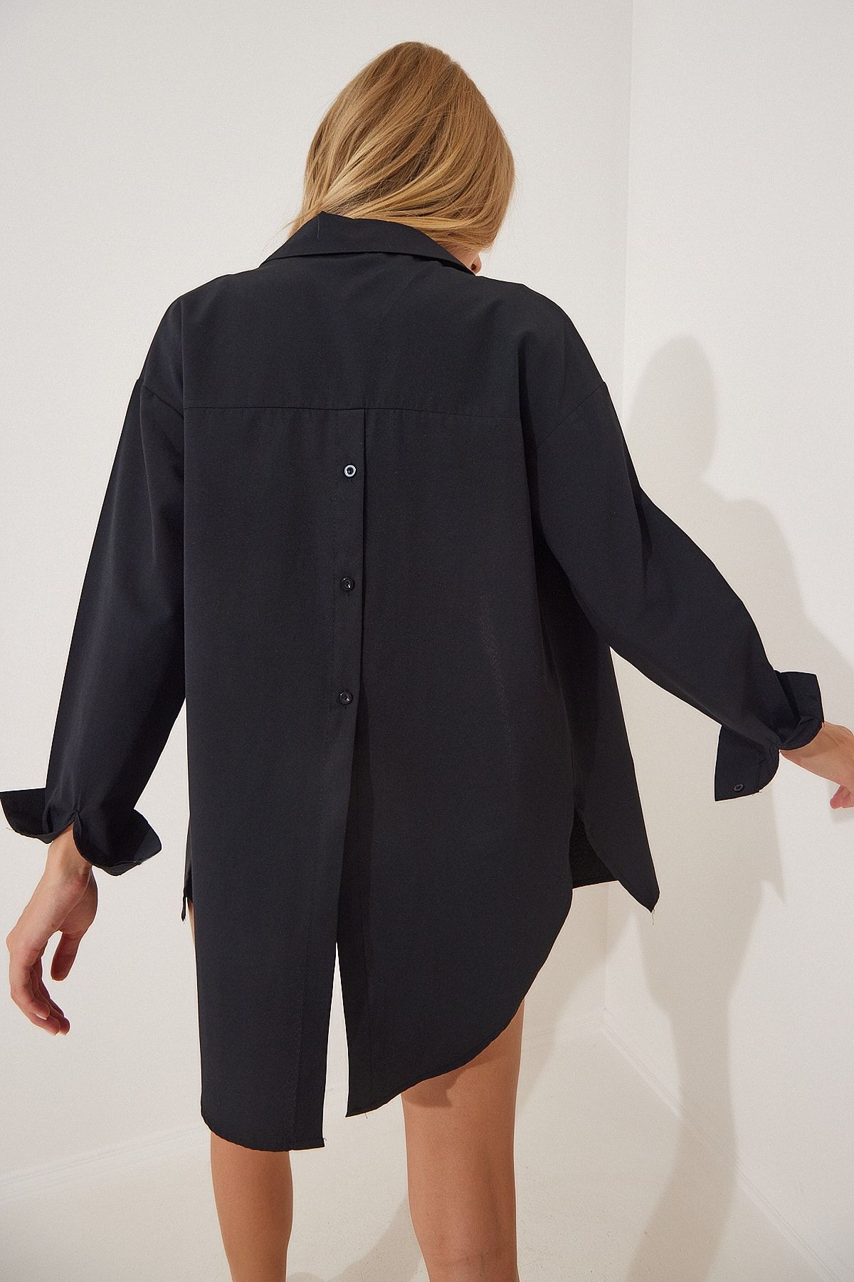 Happiness İstanbul Schwarzes Oversize-Popeline-Hemd mit Knopfleiste hinten für Damen DD01103