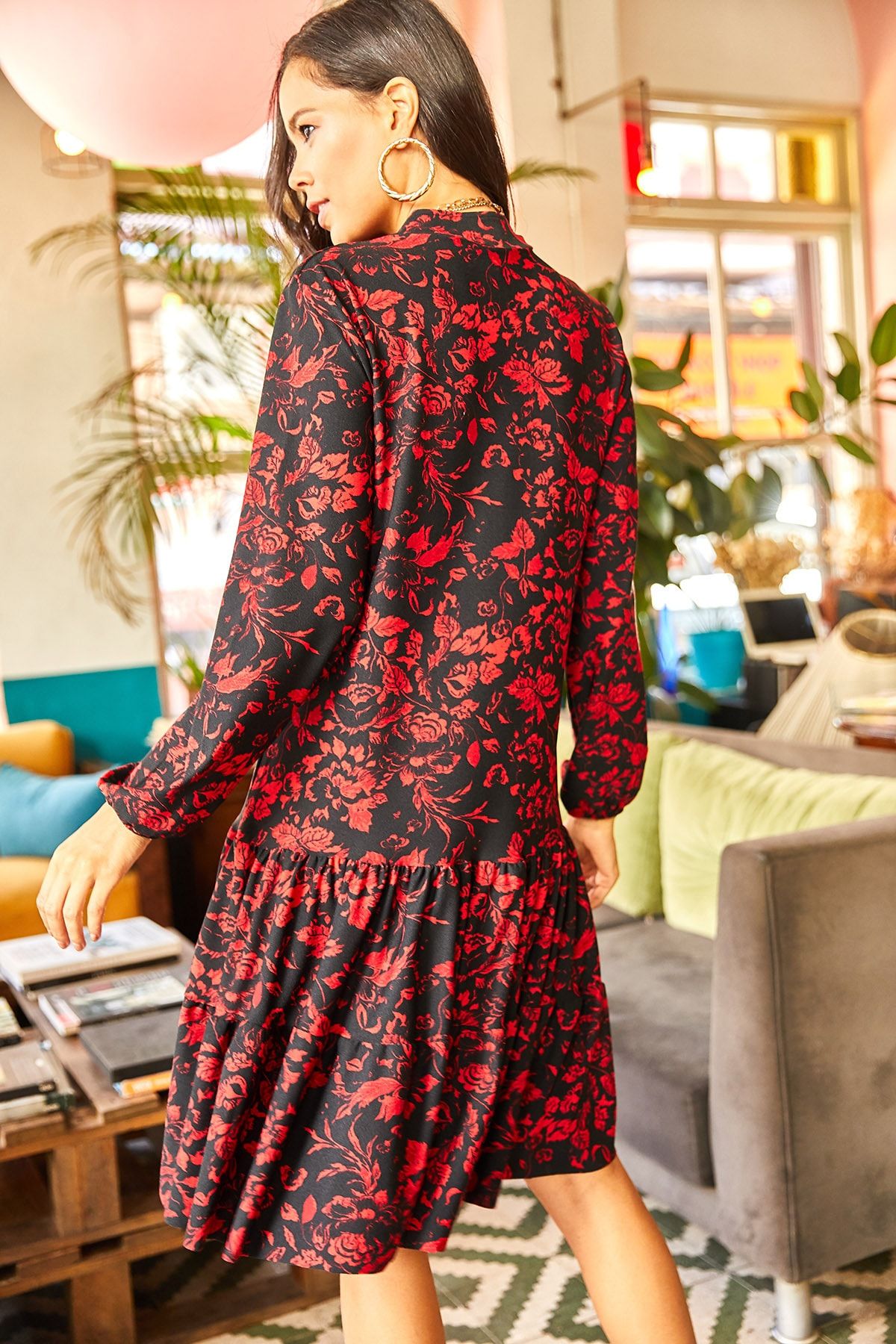 Olalook Rot-schwarzes Volantkleid mit V-Ausschnitt für Damen ELB-19000989 -  Trendyol