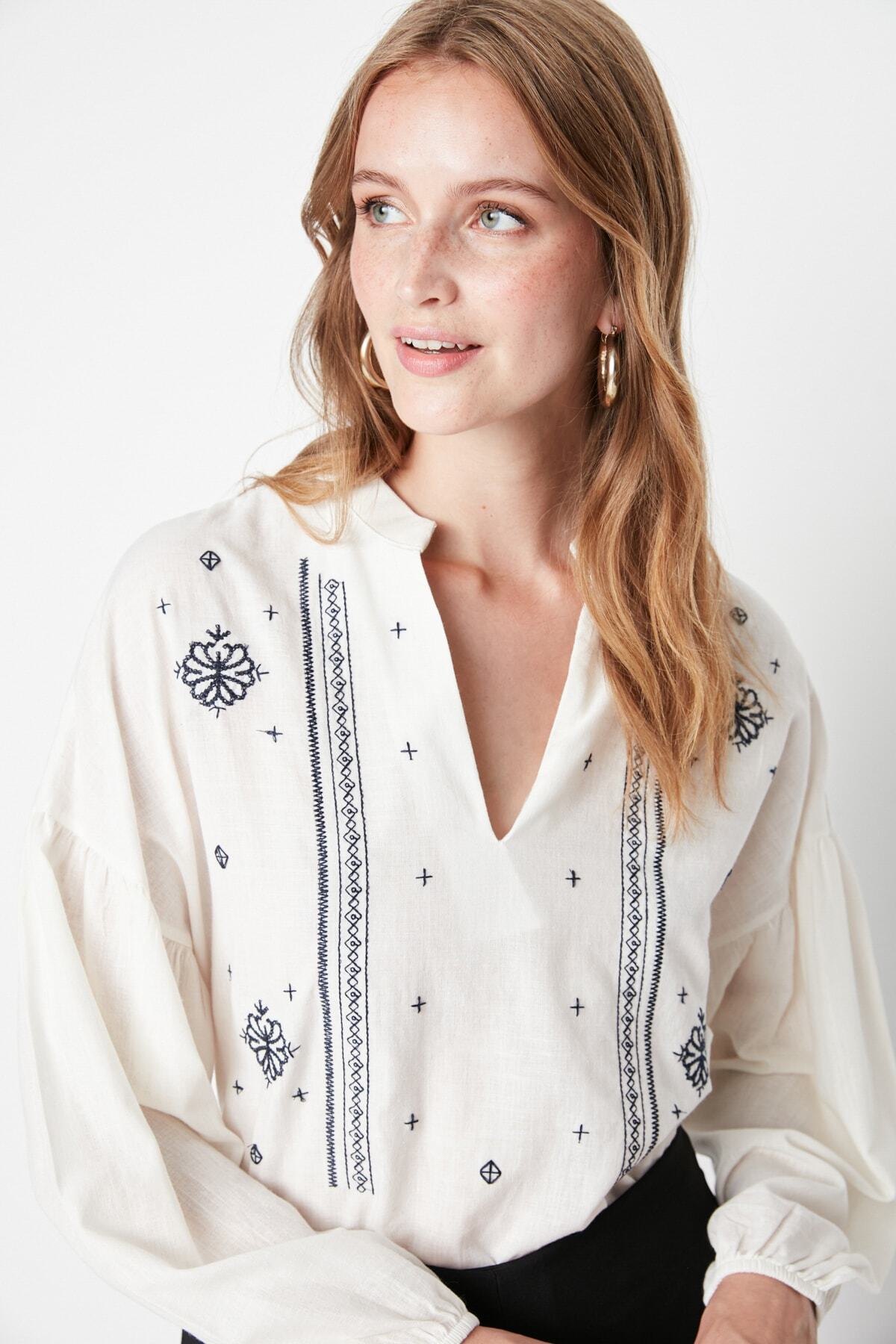 Trendyol Collection Weiße, bestickte, gewebte Bluse mit Ballonärmeln TWOSS20BZ0284
