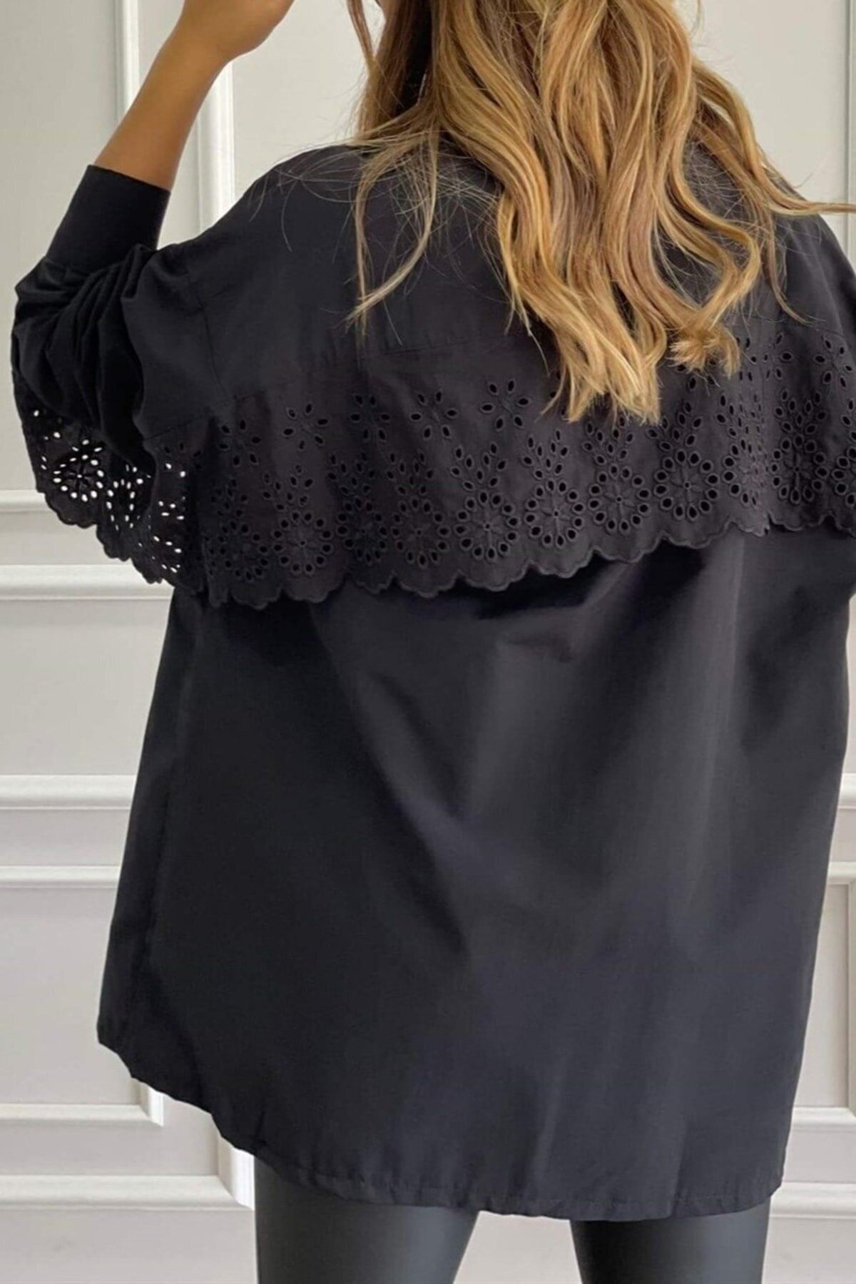 bébé femme sur le dos chemise oversize avec des détails sur fisto