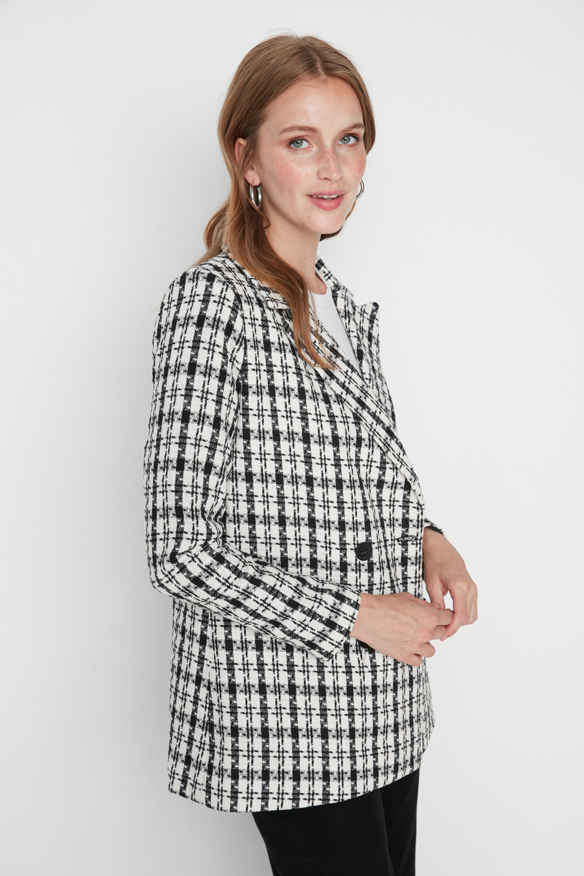 Trendyol Collection Czarna marynarka w kratę zapinana na guziki TWOSS22CE0088