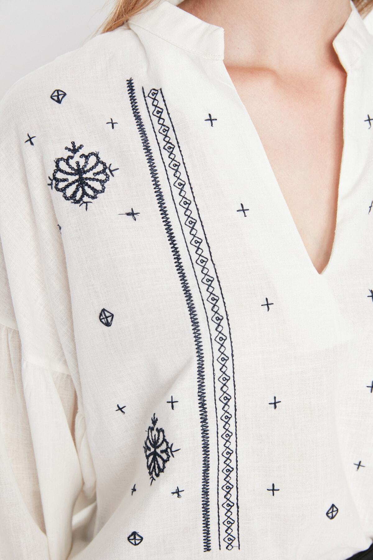 Trendyol Collection Weiße, bestickte, gewebte Bluse mit Ballonärmeln TWOSS20BZ0284