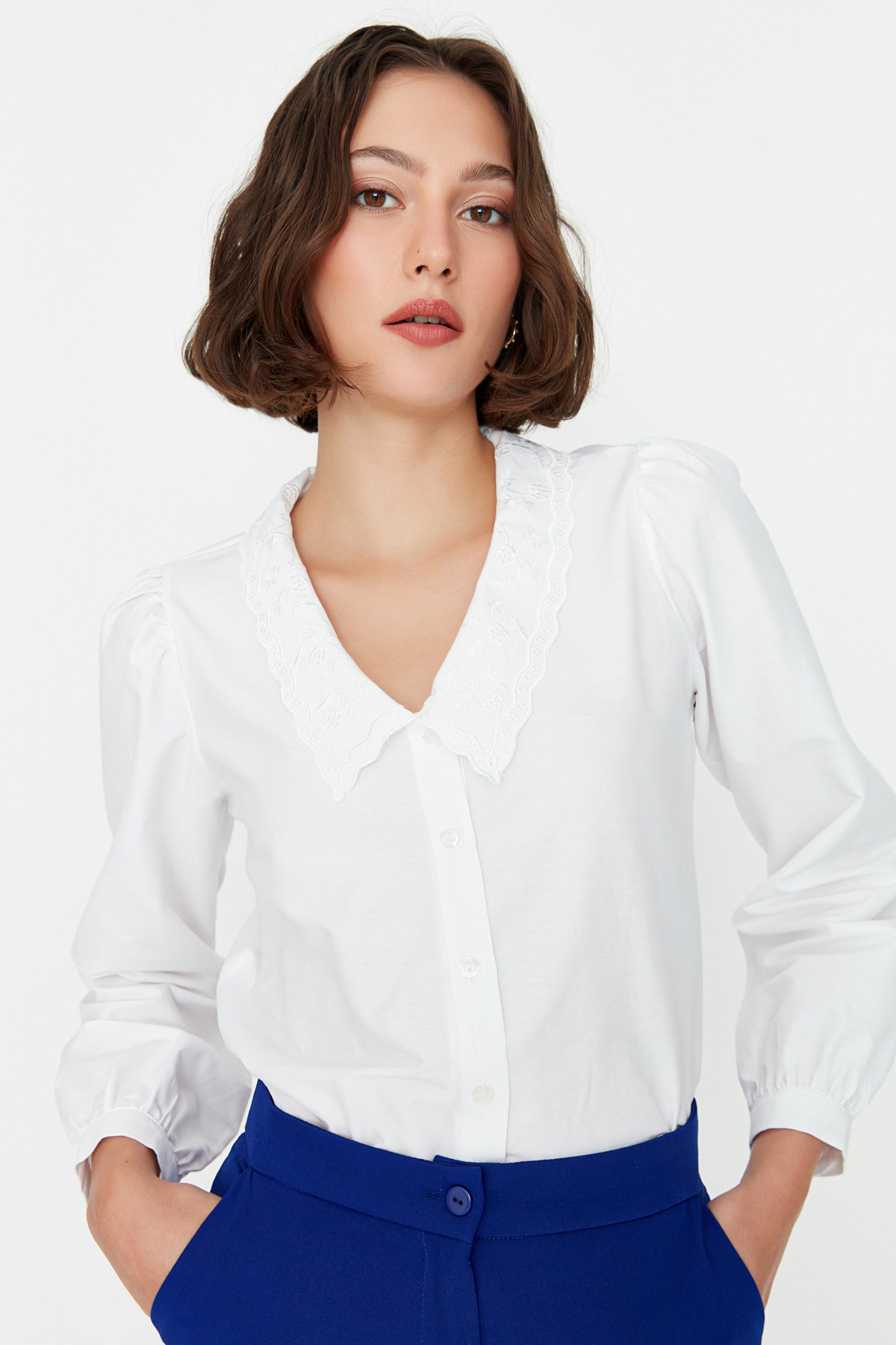  TRENDYOLM?LLA Beyaz Yakas? ??lemeli Nak?? Detayl? Regular Normal Kal?p Pamuklu Dokuma G?mlek