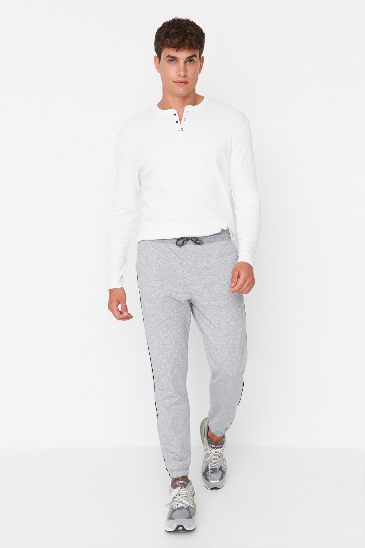 TRENDYOL MAN Gri Erkek Regular Fit Lastik Paça Biyeli Eşofman Altı TMNAW21EA0078