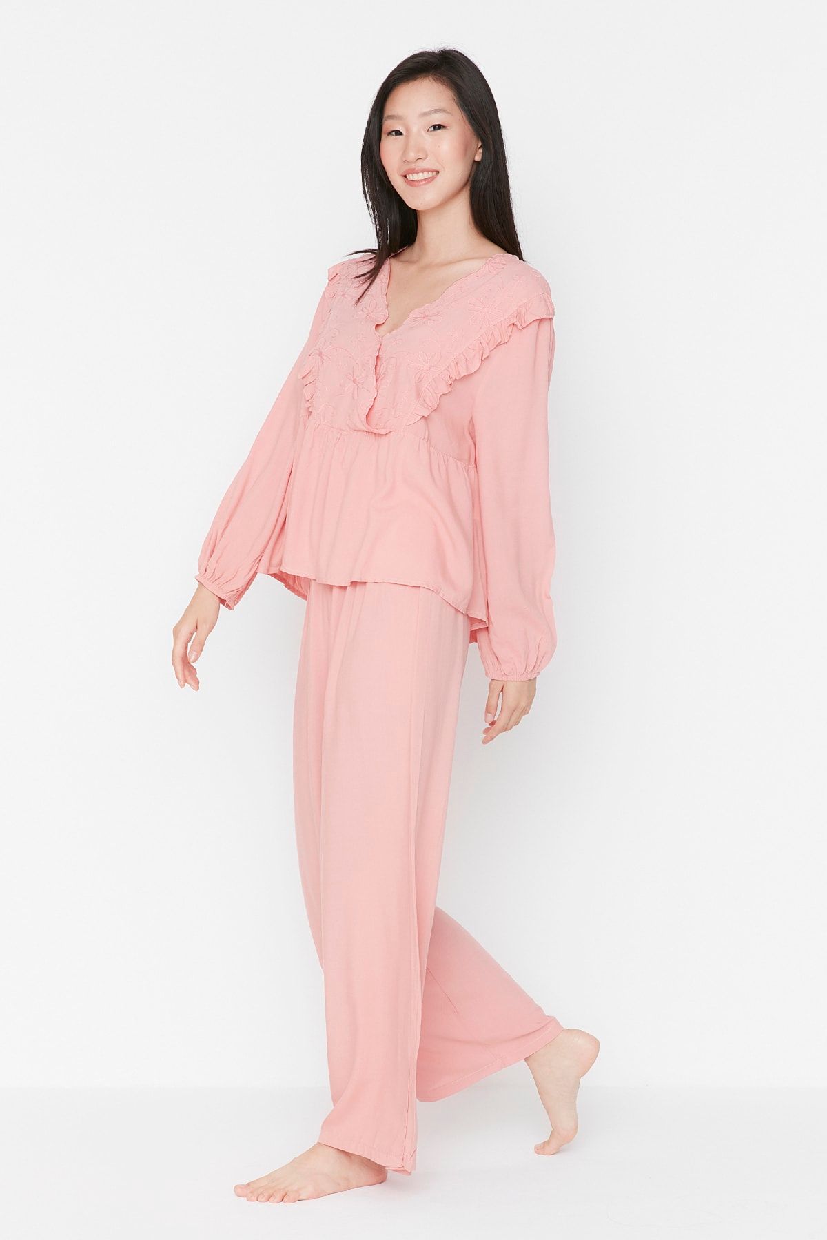 TRENDYOLMİLLA Pudra Nakış Detaylı Viskon Dokuma Pijama Takımı THMAW22PT0293