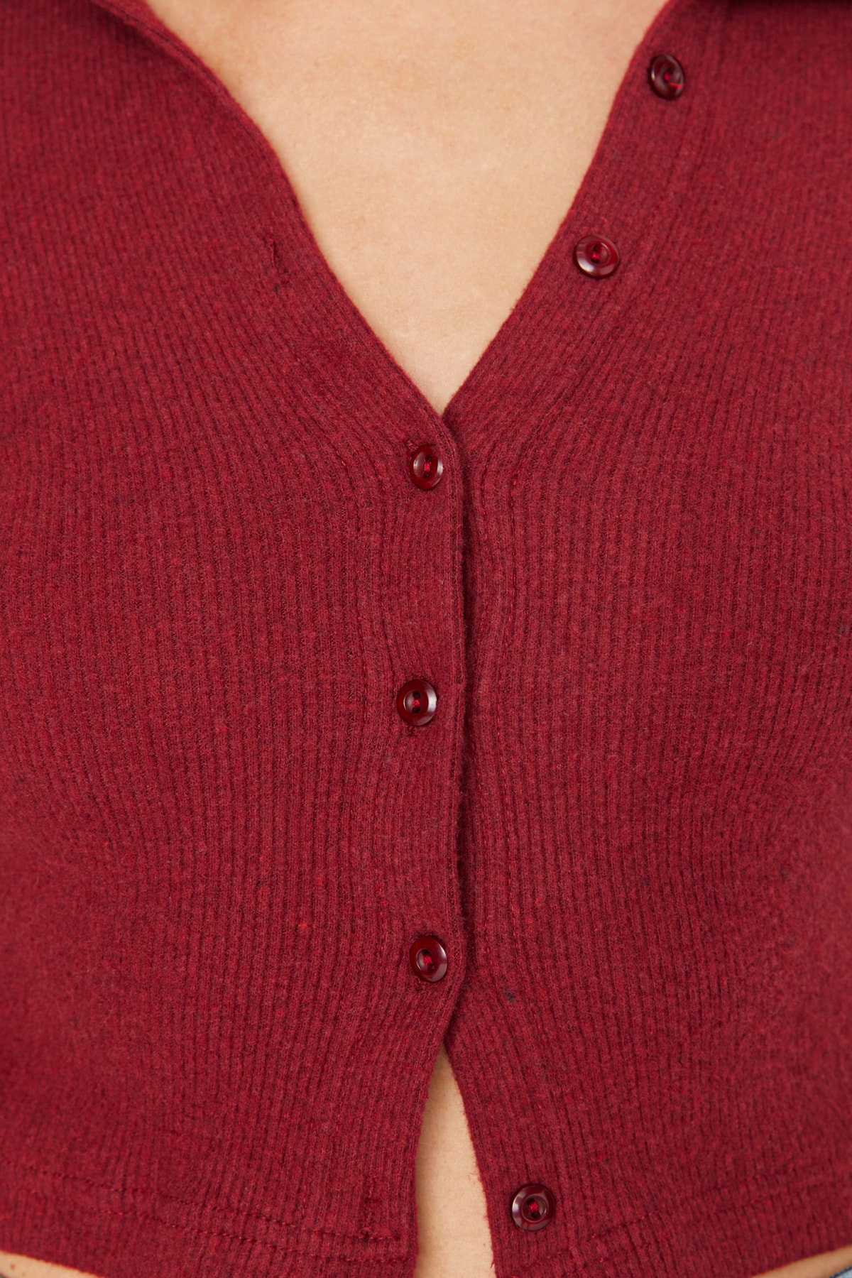 Trendyol Collection Burgundowa, dopasowana, krótka bluzka polo z dekoltem w szpic, prążkowana, elastyczna bluzka z dzianiny TWOAW22BZ0522
