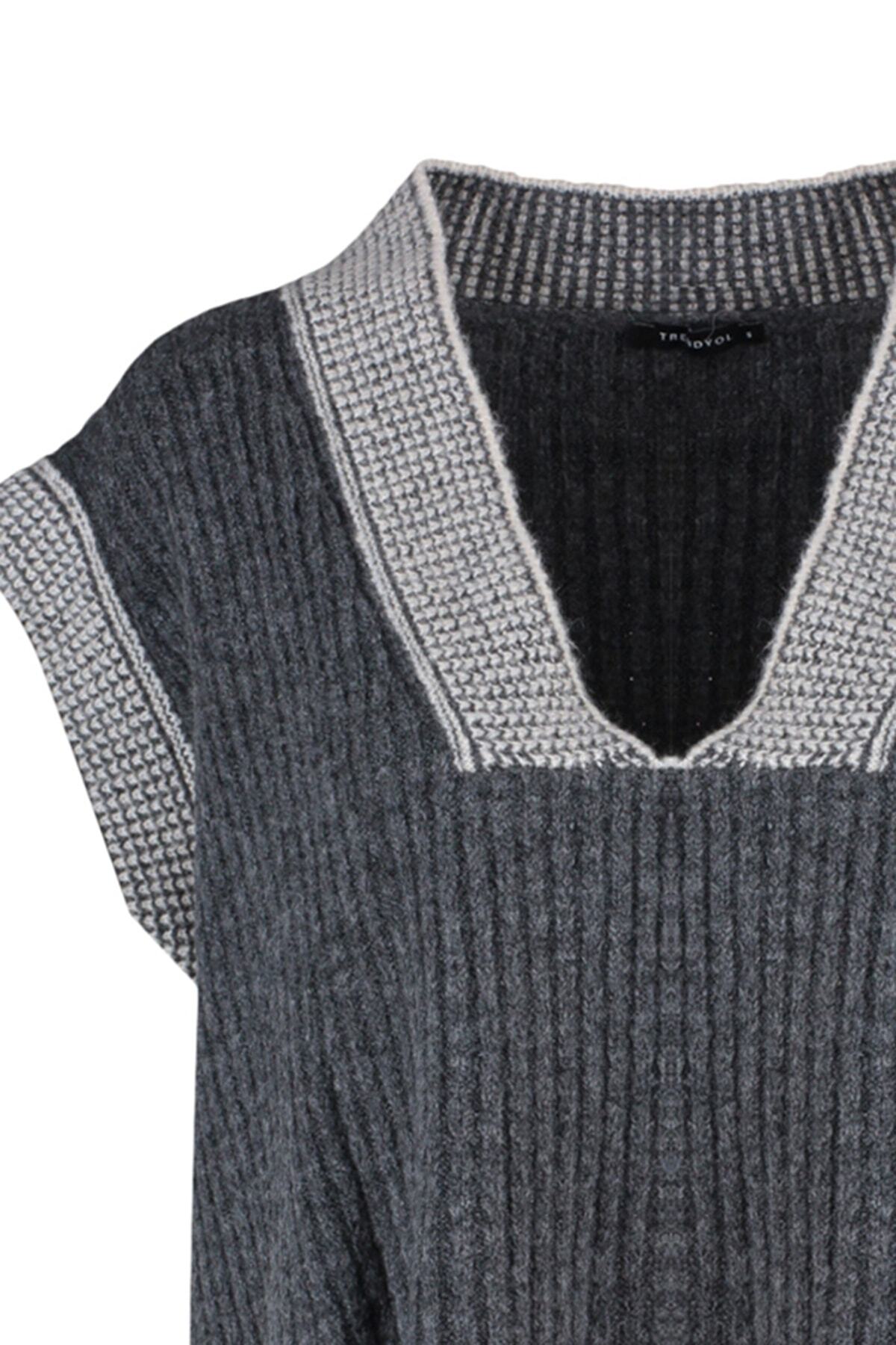 Trendyol Collection-Anthrazitfarbener, weicher, strukturierter Strickpullover im Colour-Block-Design mit weiter Passform TWOAW21BZ0014 7