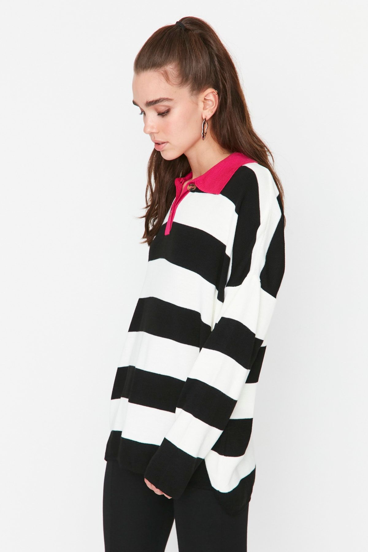 Trendyol Modest-Μαύρο ριγέ πλεκτό πουλόβερ με λαιμόκοψη TCTAW23KZ00039 2