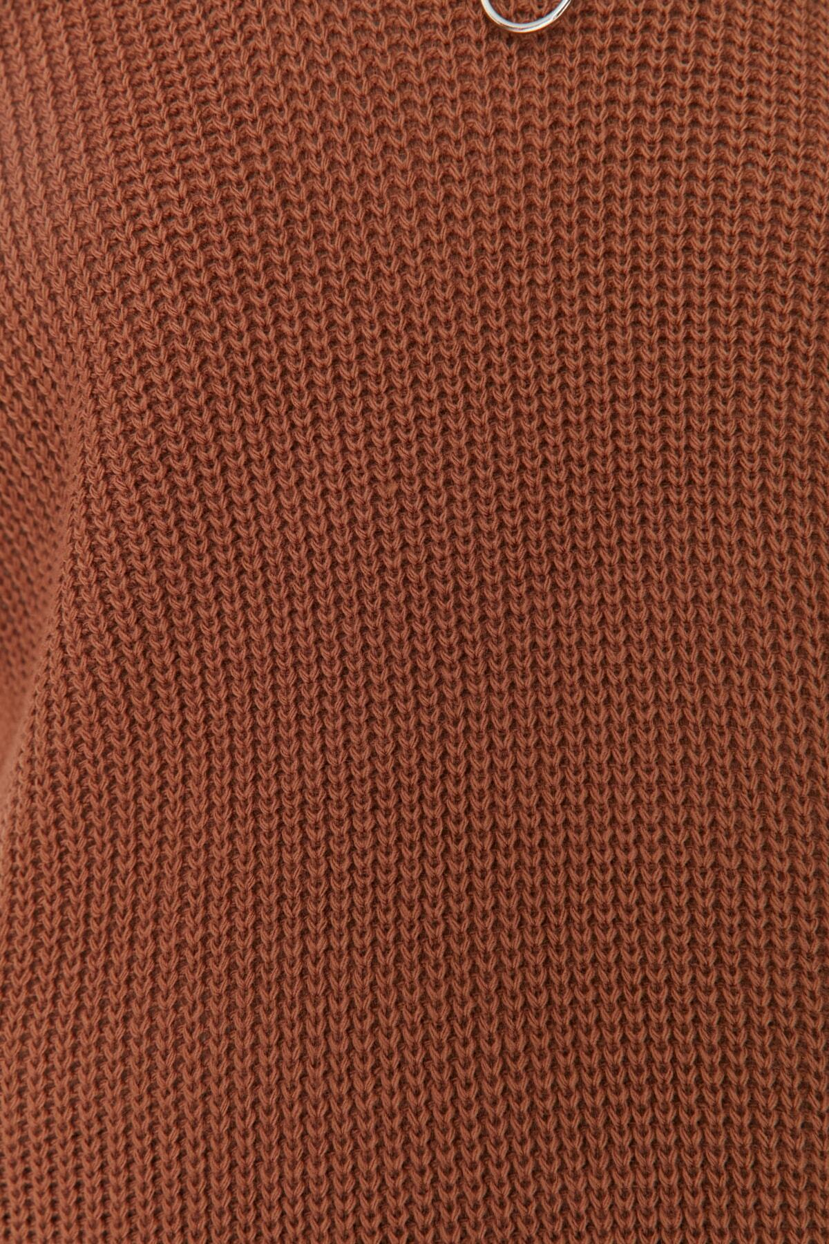 Trendyol Modest-Brauner Strickpullover mit seitlichem Bindeband und Reißverschlusskragen, detaillierter Strickpullover TCTAW22UV0009 3