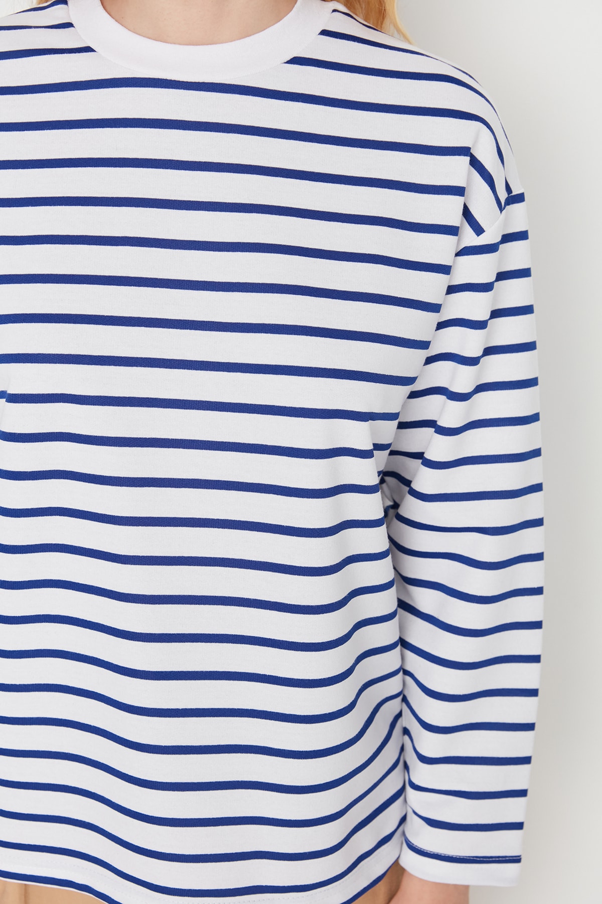 Trendyolmilla  Beyaz Çizgili Oversize/Geniş Kesim Bisiklet Yaka İnce Örme Sweatshirt TWOAW23SW00326 - Görsel 6