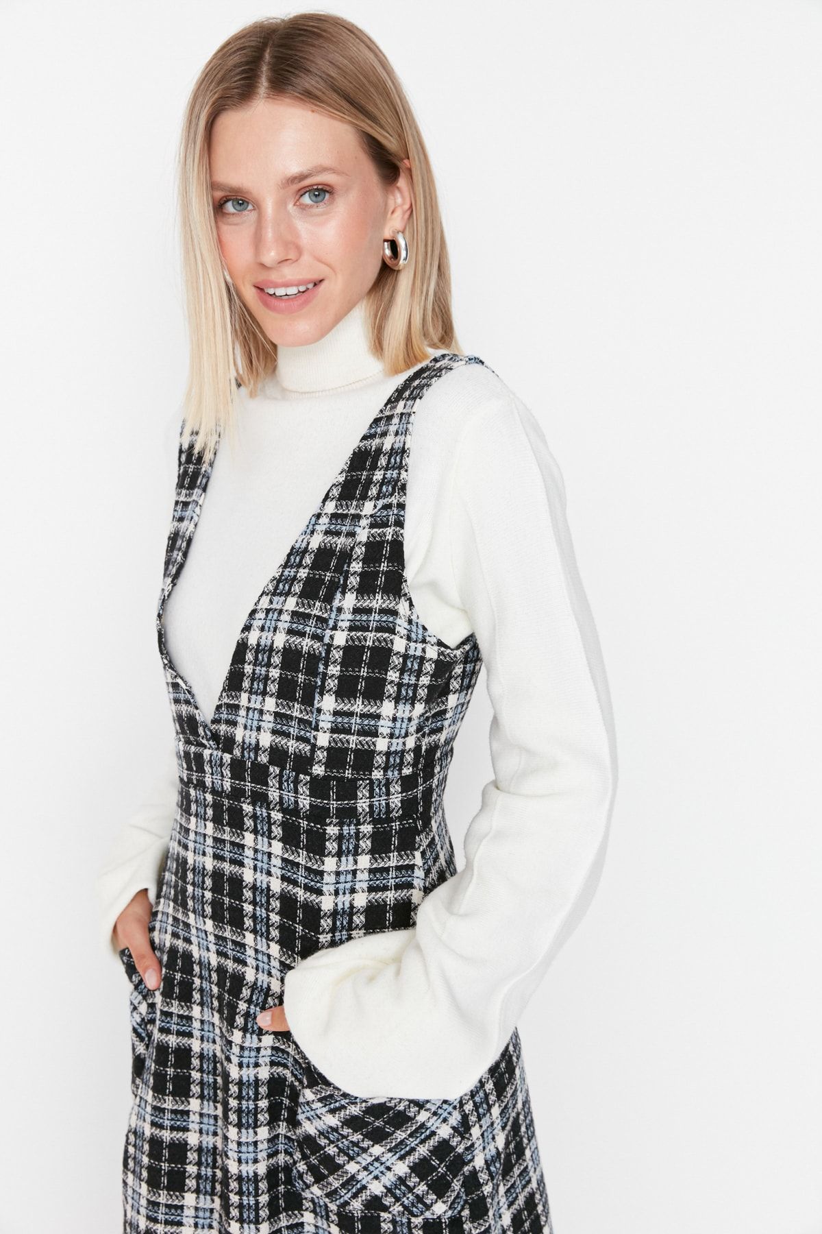 Trendyol Modest-Чорна сукня-жилет з детально витканим візерунком у клітинку з V-подібним вирізом і кишенями TCTAW23EB00110 3