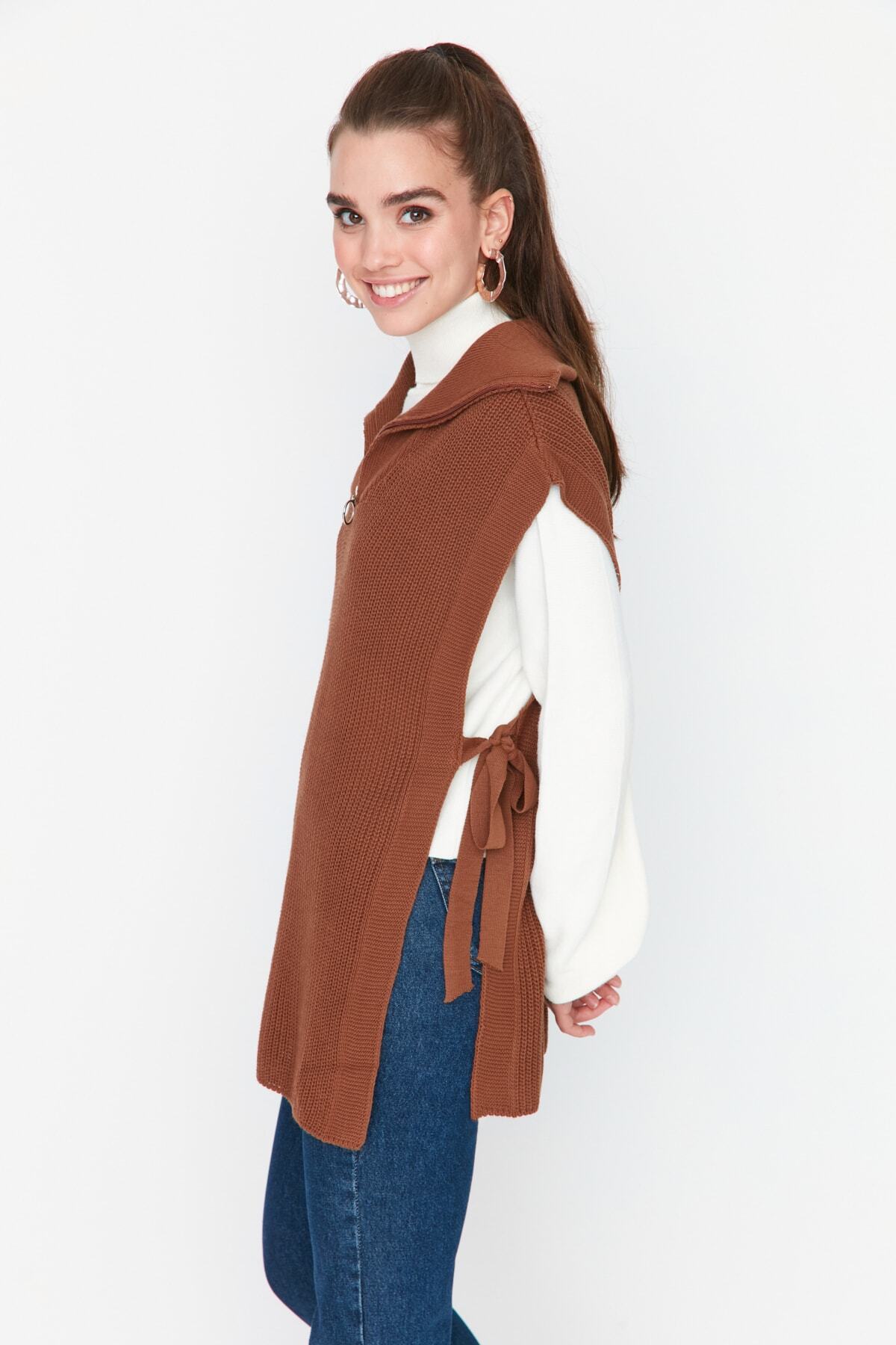 Trendyol Modest-Brauner Strickpullover mit seitlichem Bindeband und Reißverschlusskragen, detaillierter Strickpullover TCTAW22UV0009 4