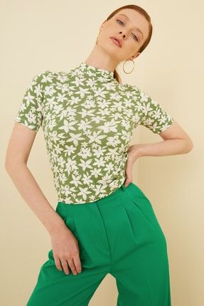 Kadın Yeşil Beyaz Çiçek Desenli Kısa Kol Bluz ZFR1060
