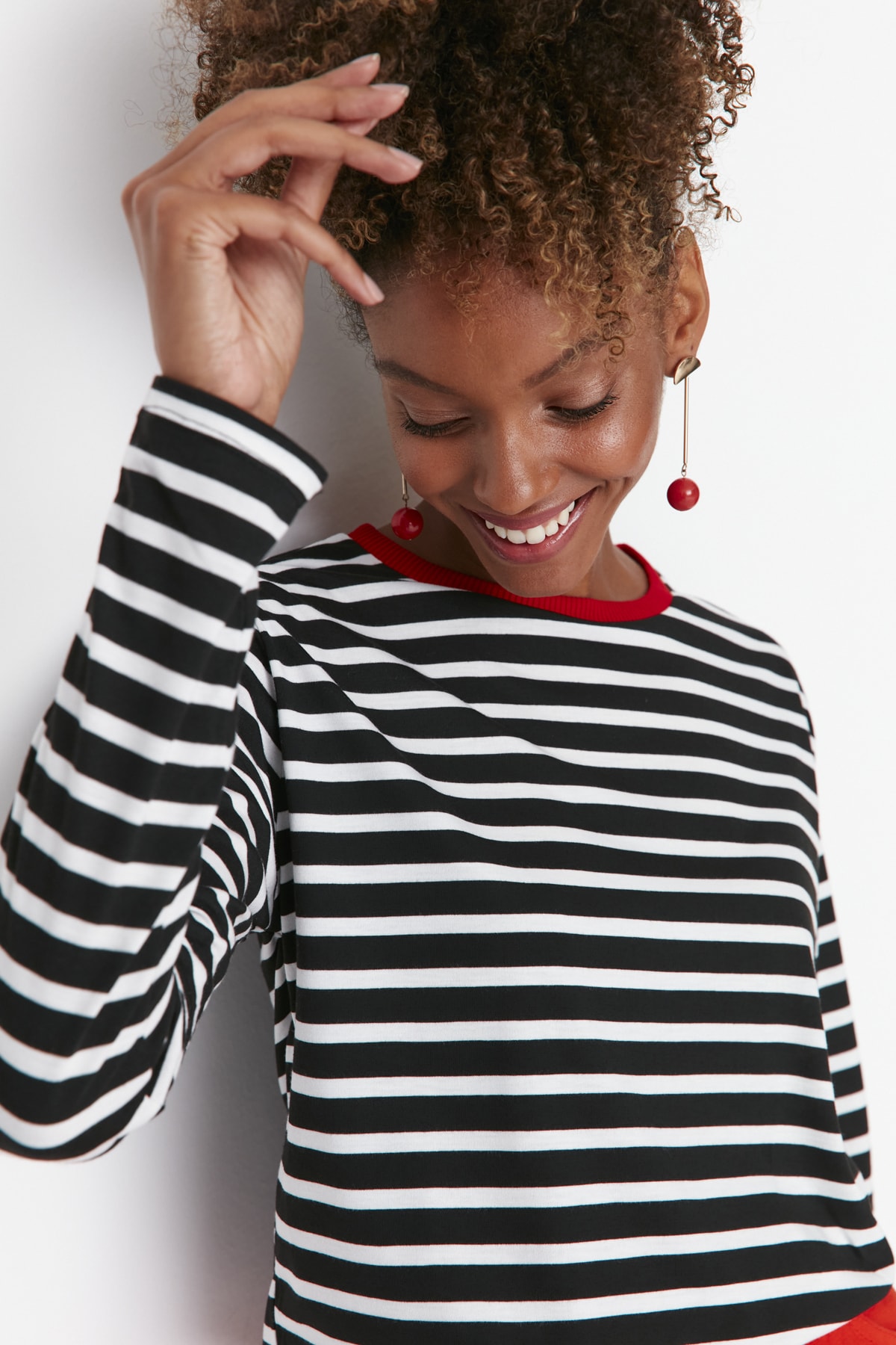 Trendyol Collection Fekete csíkos, laza szabású, alap nyakú, színes bordázott...