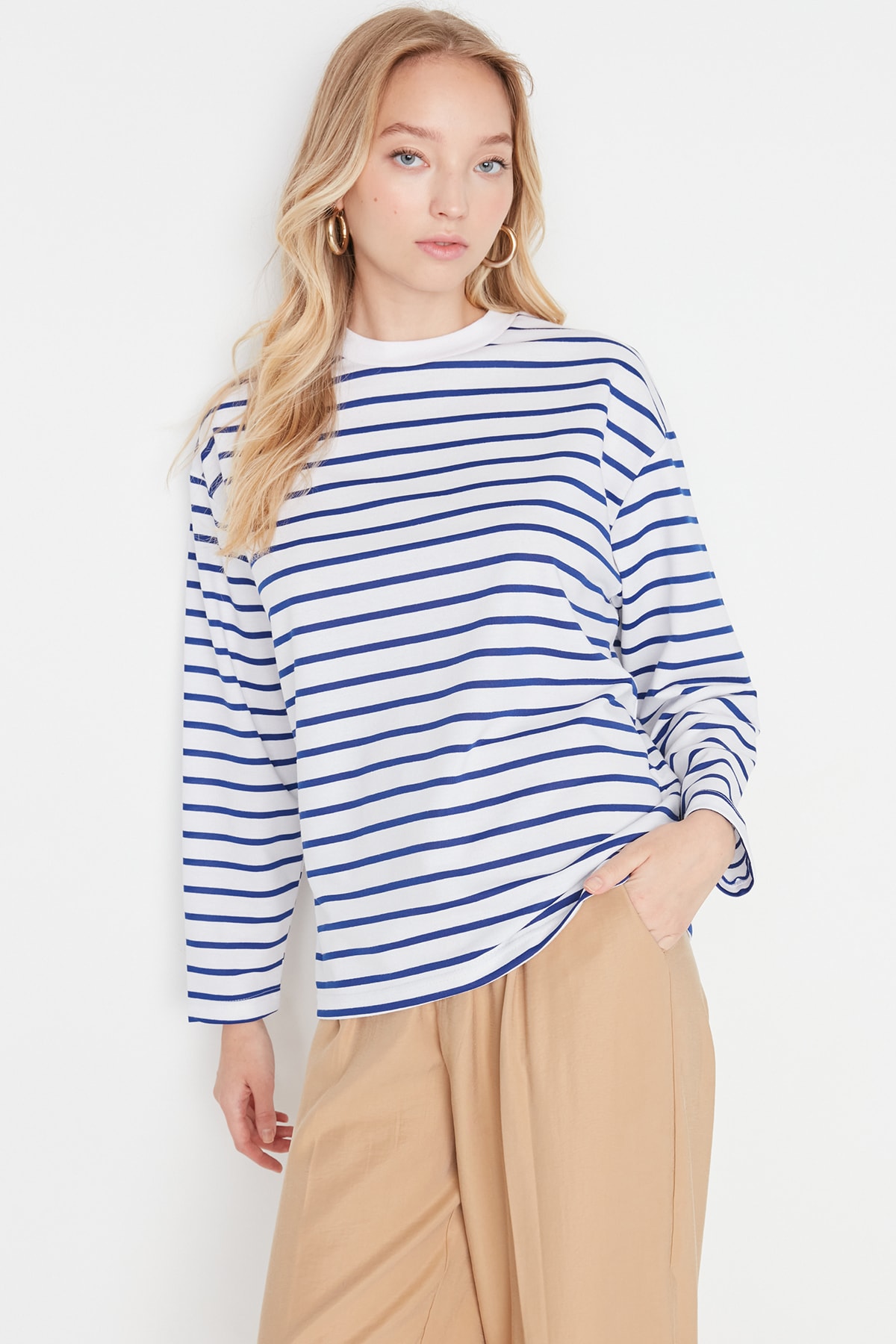 Trendyolmilla  Beyaz Çizgili Oversize/Geniş Kesim Bisiklet Yaka İnce Örme Sweatshirt TWOAW23SW00326 - Görsel 4