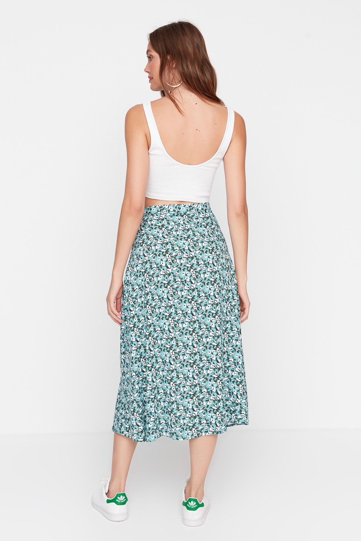 Trendyol Collection-Grüner gewebter Midirock aus Viskosestoff mit Schlitzdetail und Blumenmuster TWOSS20ET0230 5