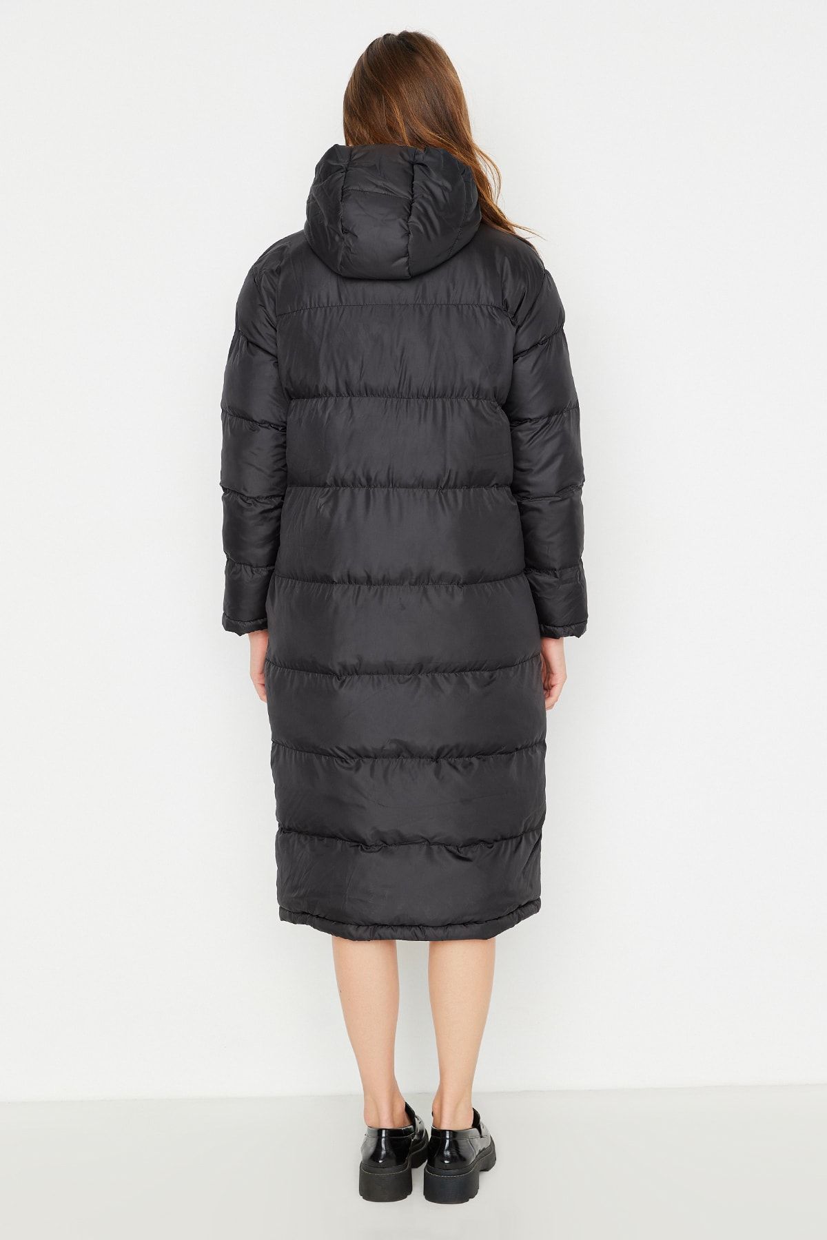 Trendyol Collection-Schwarzer wasserabweisender langer Puffermantel mit Kapuze TWOAW23MO00154 5