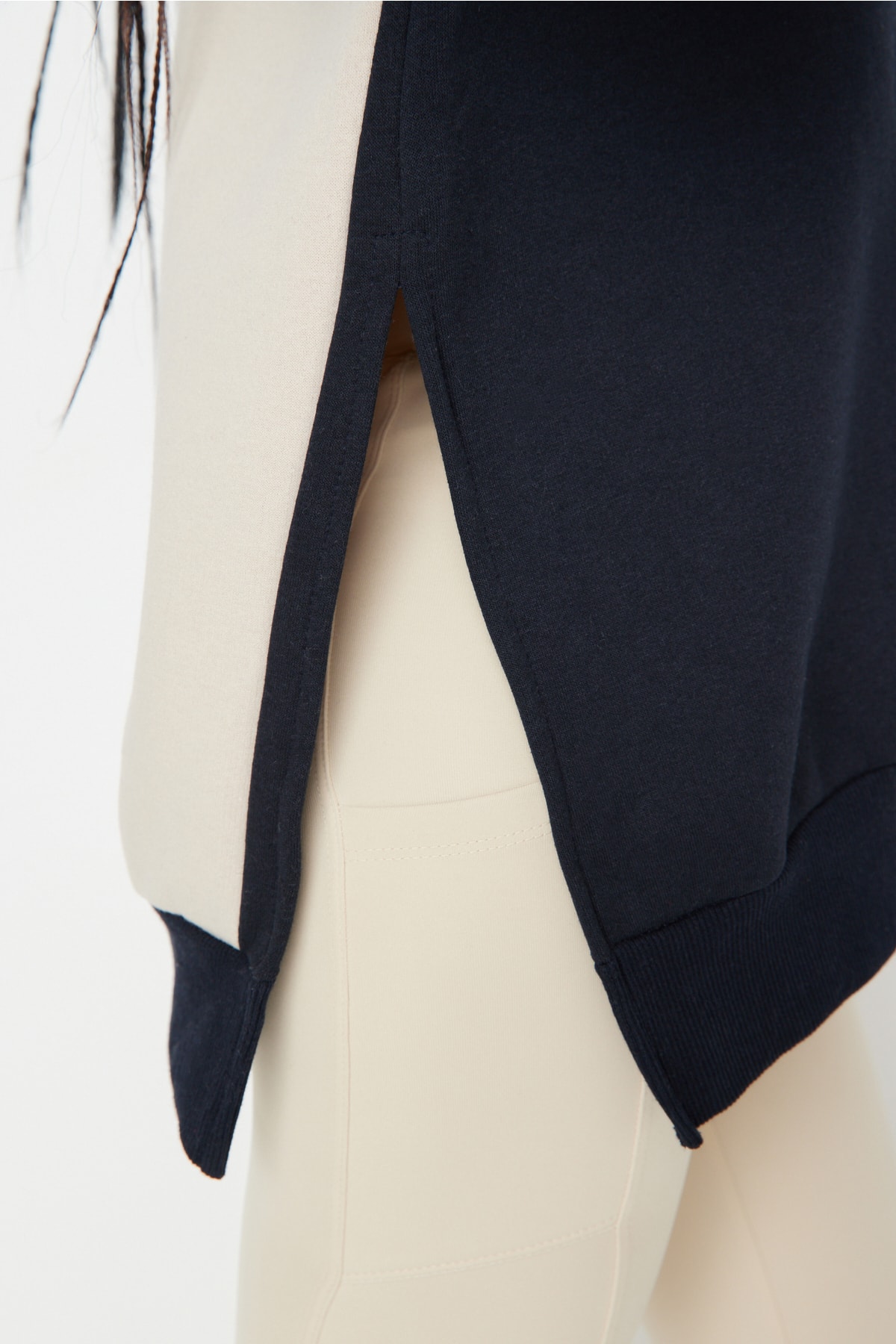 Trendyolmilla  Lacivert Pamuklu Renk Bloklu Geniş Kalıp İçi Polarlı Örme Spor Sweatshirt TWOSS22SW0074 - Görsel 4