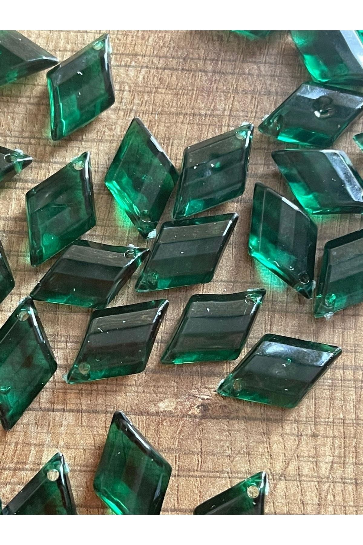 Plastik Cam Görüntüsünde Yeşil Baklava Model Delikli Boncuk 50 Adet 2 Cm