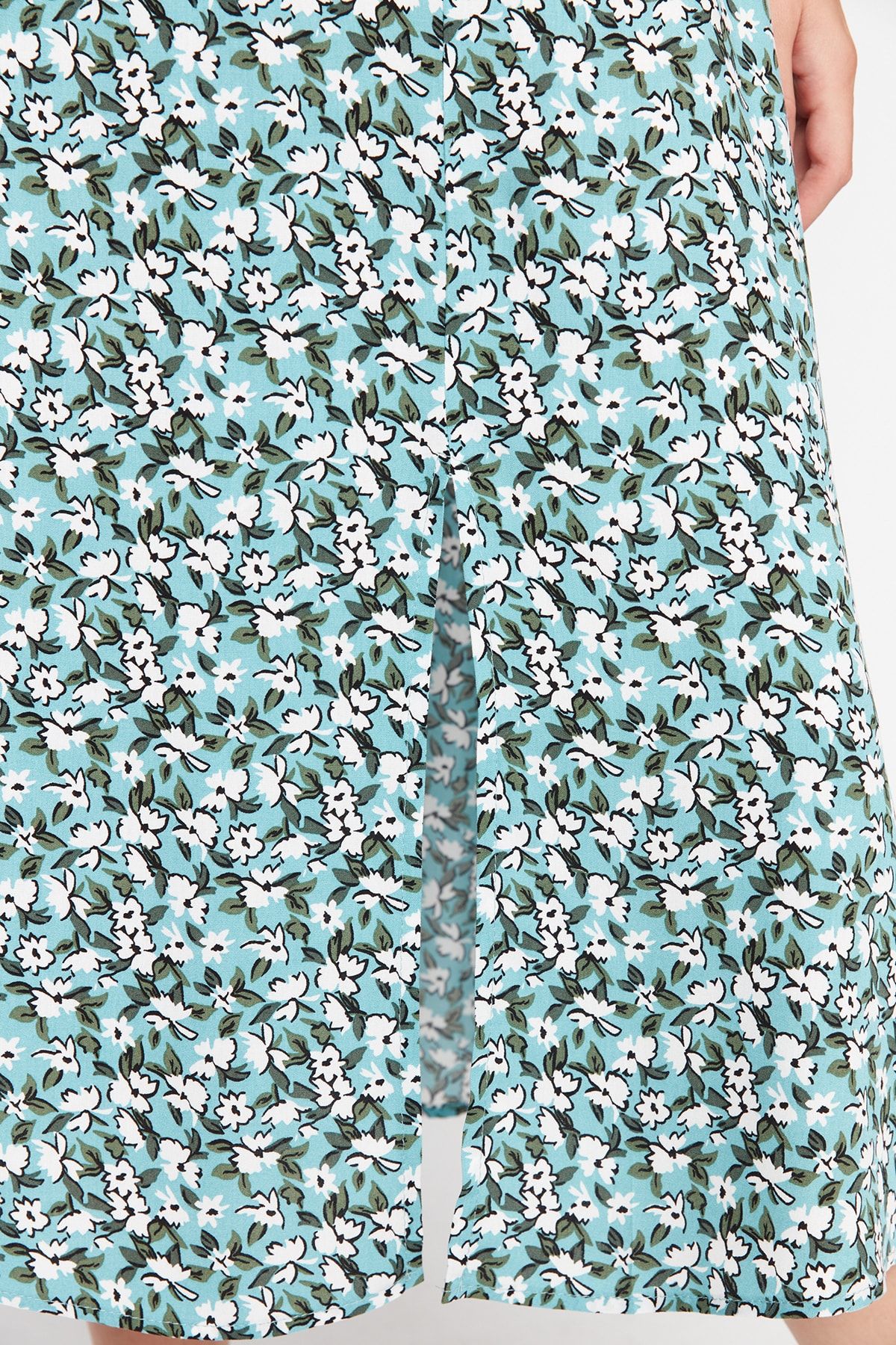 Trendyol Collection-Grüner gewebter Midirock aus Viskosestoff mit Schlitzdetail und Blumenmuster TWOSS20ET0230 4