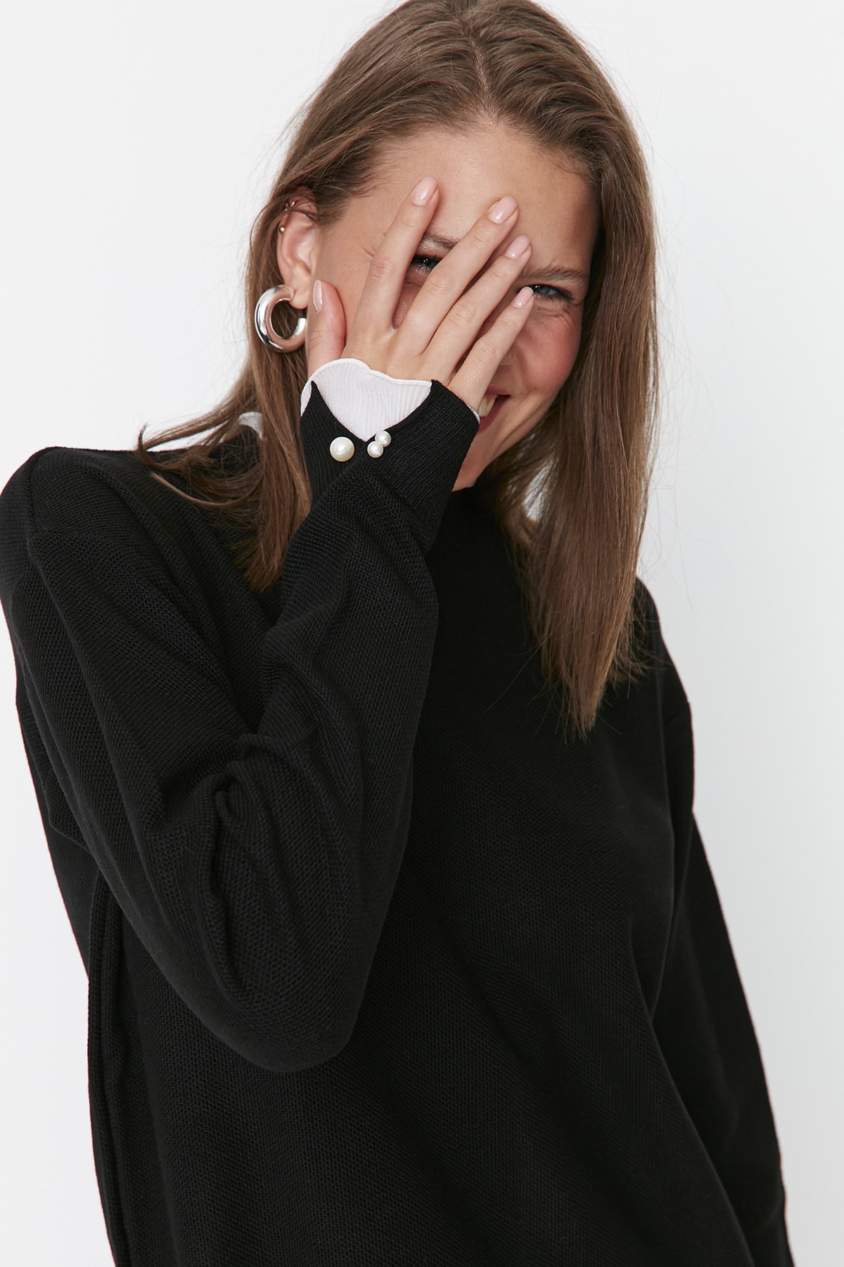Trendyol Modest Sweter z dzianiny w kolorze czarnym z perłowymi rękawami TCTAW23AK00027